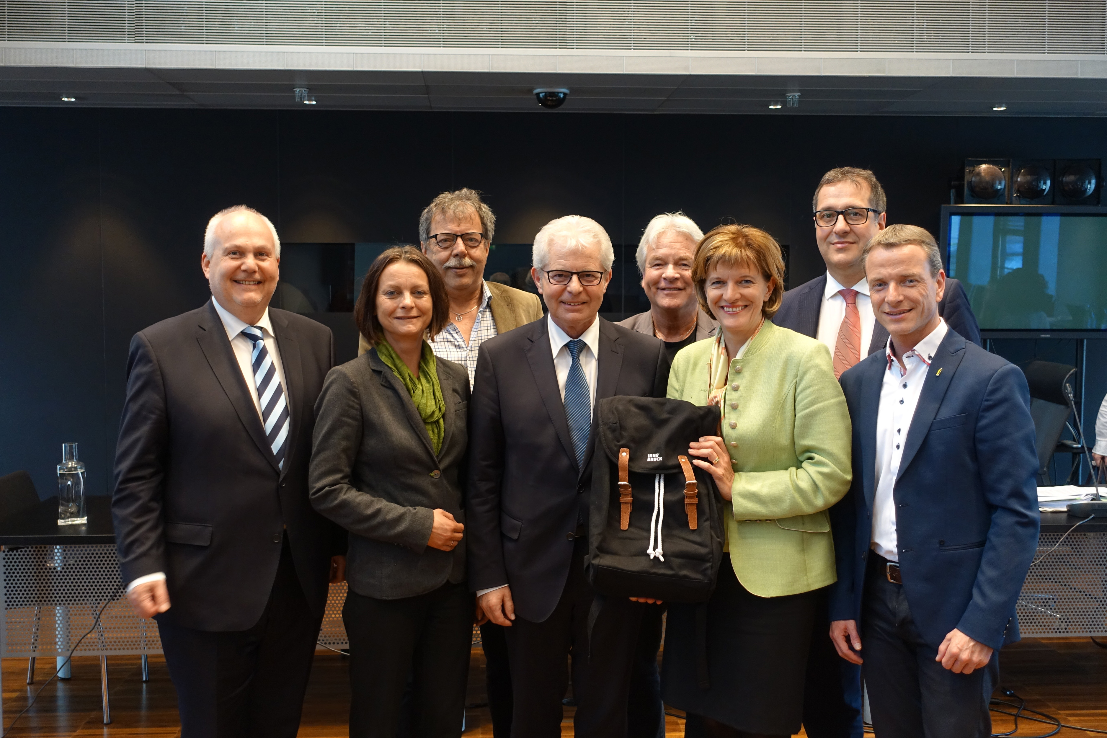 EU-Abgeordneter Heinz K. Becker mit der Innsbrucker Stadtregierung.