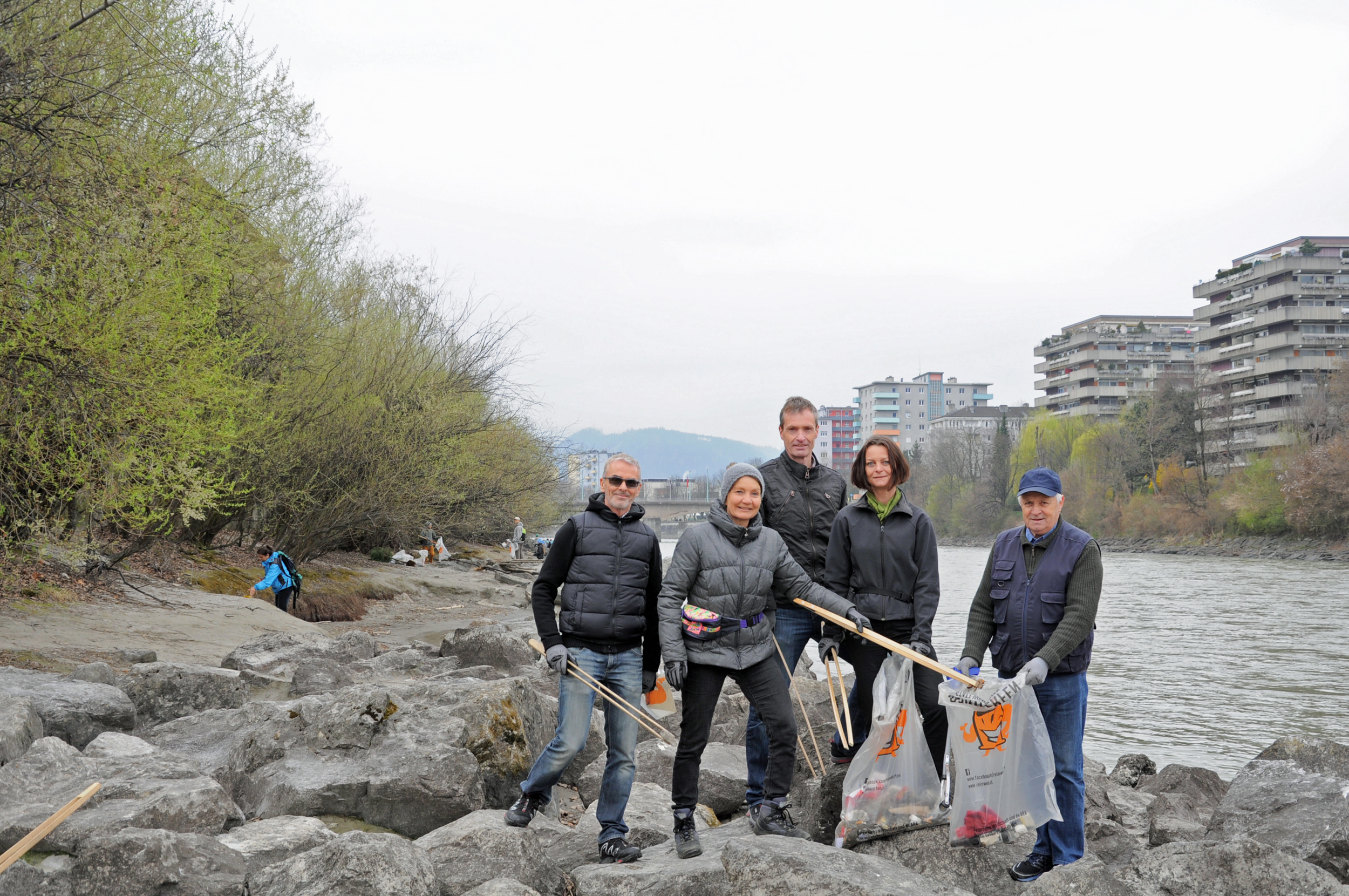 Vizebürgermeisterin Sonja Pitscheider (2.v.r.) und Umweltausschuss-Vorsitzende Uschi Schwarzl (2.v.l.) packten gemeinsam mit Referent Michael Kaufmann (Mitte), Peter Staudacher (l., beide Verkehrs- und Umweltmanagement) und Karl-Heinz Langhofer (Tiroler Wasserwacht) sowie über 300 Freiwilligen bei der Innufer-Reinigung mit an.
