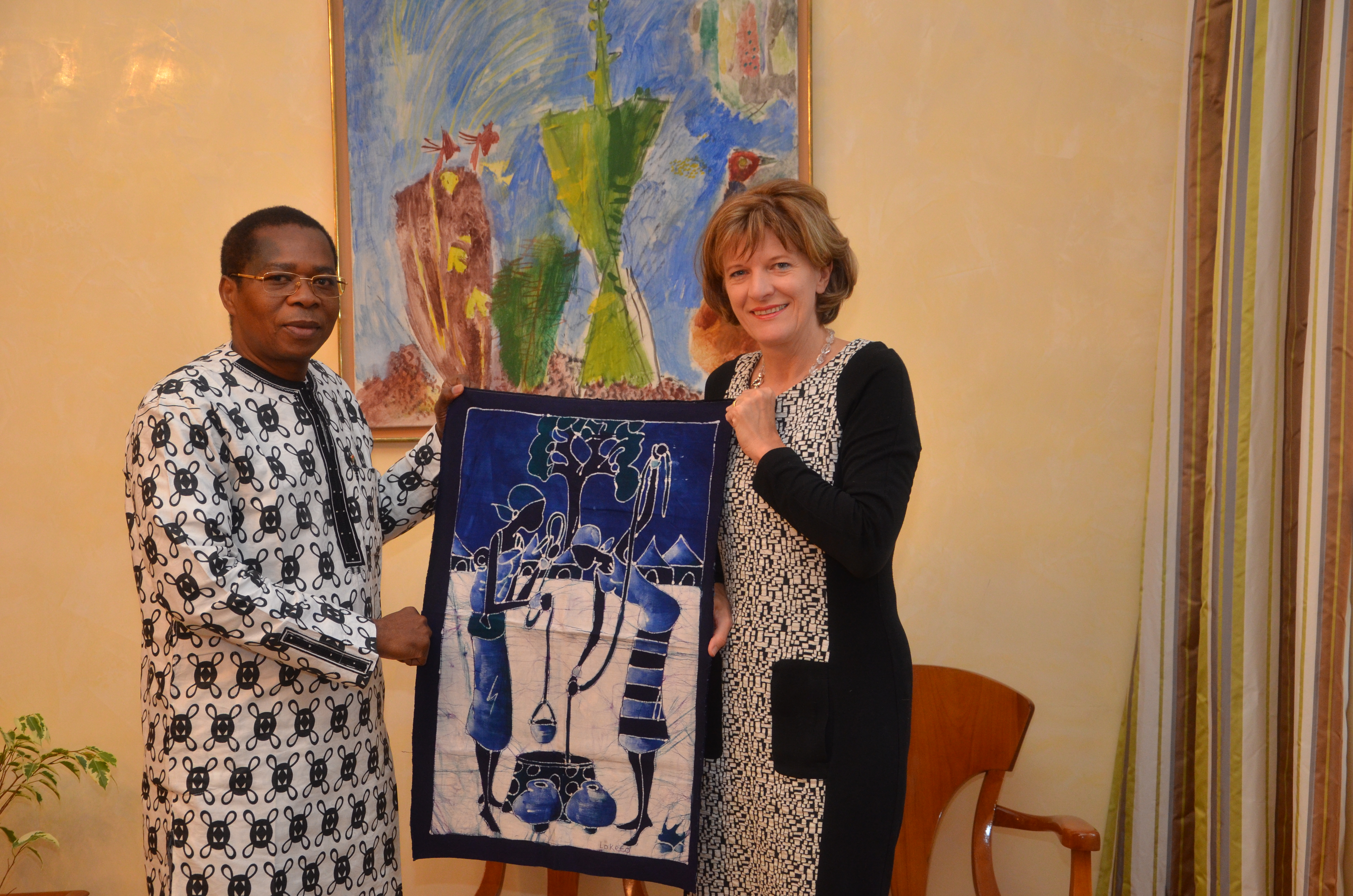 Ein farbenfrohes Mitbringsel aus Burkina Faso als Gastgeschenk: Bürgermeisterin Christine Oppitz-Plörer begrüßte Botschafter Dieudonné Kéré im Rathaus.