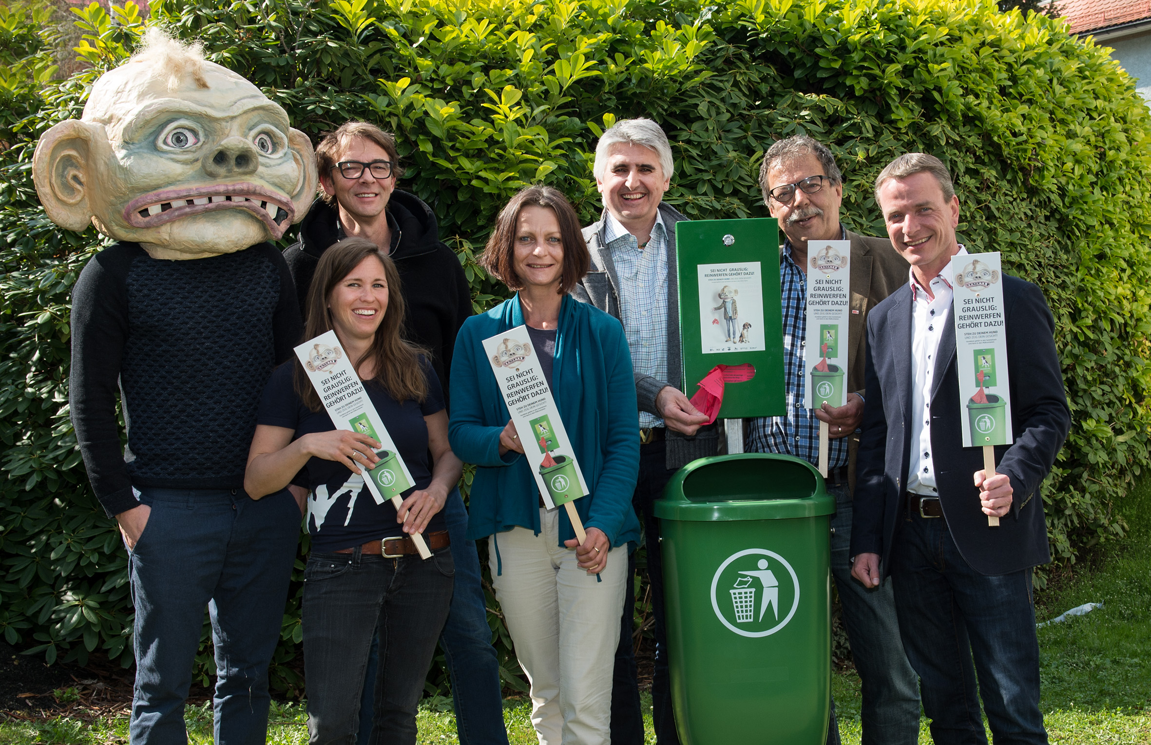 Christina Skupien (Tierschutzverein für Tirol), Martin Mölgg (Land Tirol), Vizebürgermeisterin Sonja Pitscheider, Alexander Würtenberger (ATM-Projektleiter), Stadtrat Gerhard Fritz, Vizebürgermeister Christoph Kaufmann (v. l.) posierten mit Kampagnenmaskottchen „Grauslig“.
