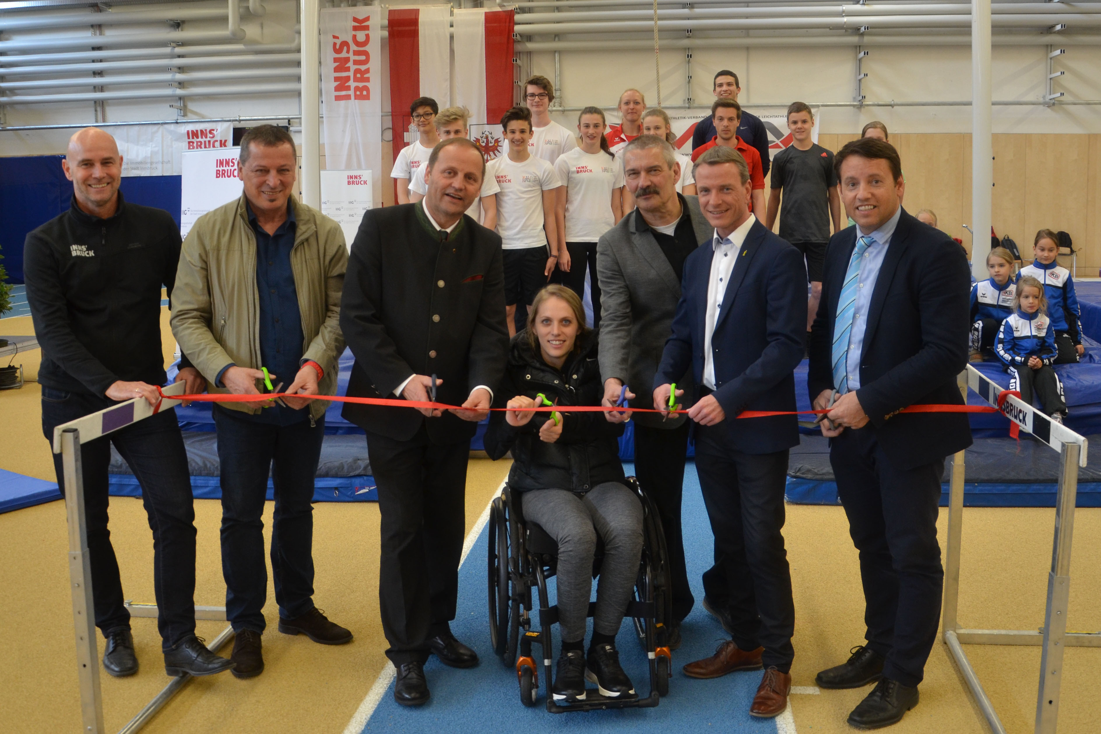 Feierten die Eröffnung der Leichtathletik-Halle am WUB-Areal (v.l.): Sportamtsleiter Romuald Niescher, Gemeinderat Helmut Buchacher,  Landeshauptmann-Stellvertreter Josef Geisler, Kira Grünberg, Leichtathletik-Verbands-Präsident Reinhard Kessler, Vizebürgermeister Christoph Kaufmann, IIG-Geschäftsführer Franz Danler sowie viele junge SportlerInnen.