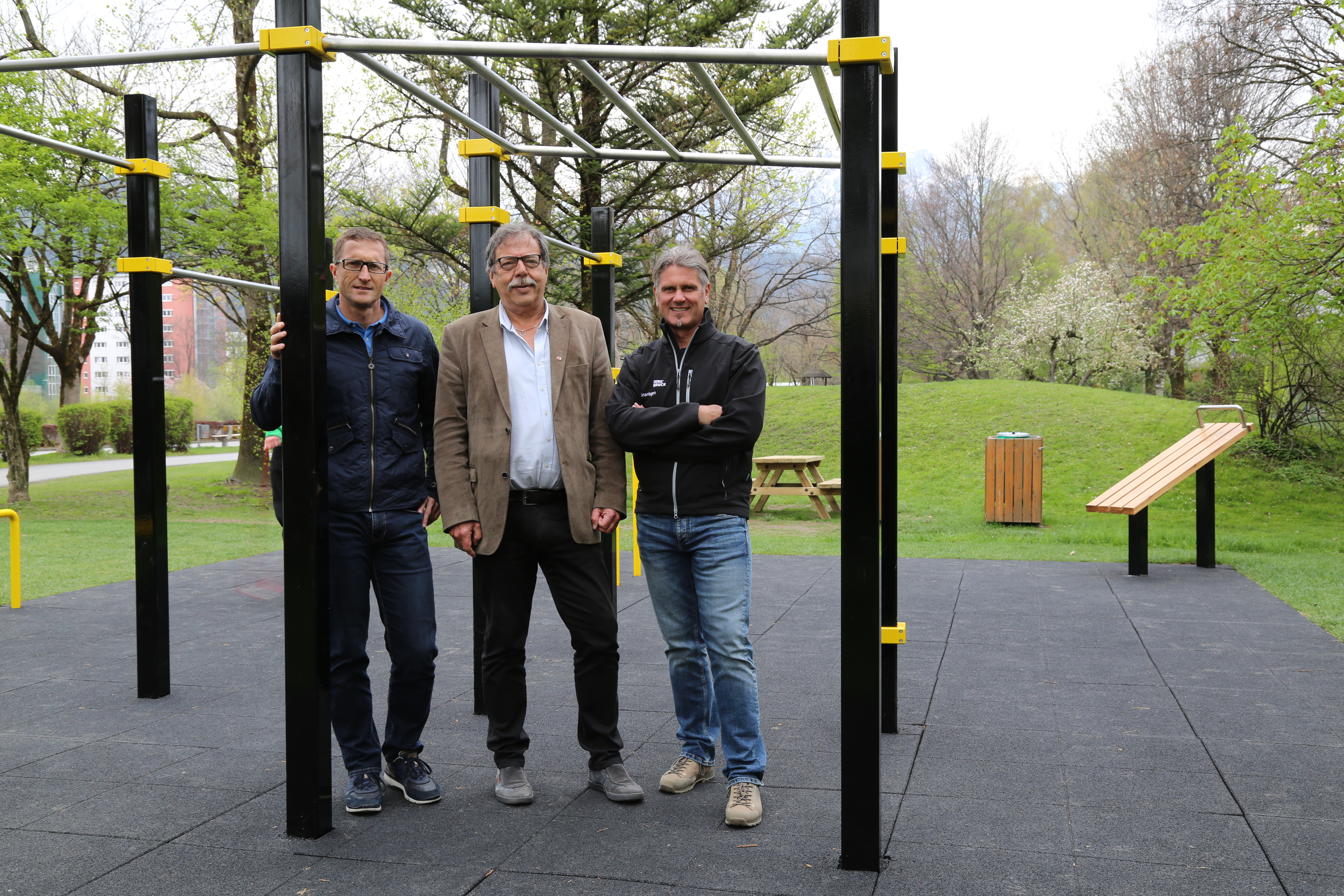 Bei der Besichtigung der neu errichteten Calisthenics-Anlage auf der Arthur-Haidl-Promenade (v.l.): Amtsleiter Thomas Klingler, Stadtrat Gerhard Fritz und Projektleiter Stefan Engele
