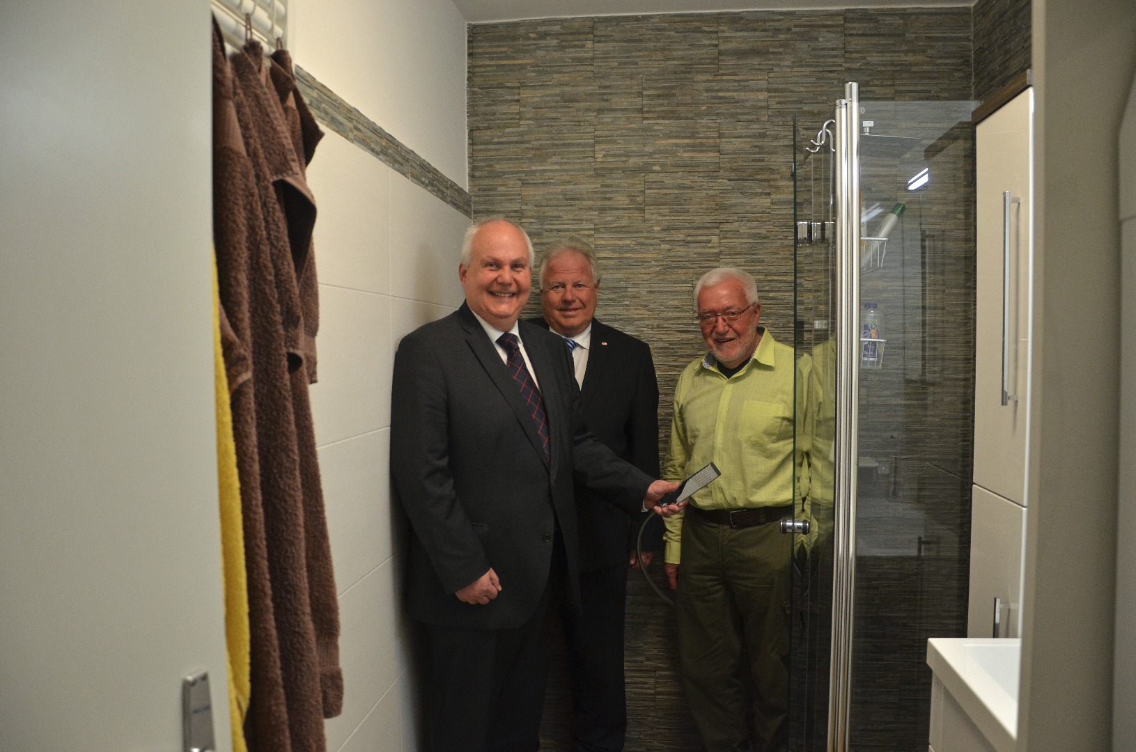 Heinz Partoll (r.) gewährte Stadtrat Andreas Wanker (l.) und Amtsvorstand Ronald Depaoli einen Einblick in seine frisch sanierte und geförderte seniorengerechte Nasszelle.