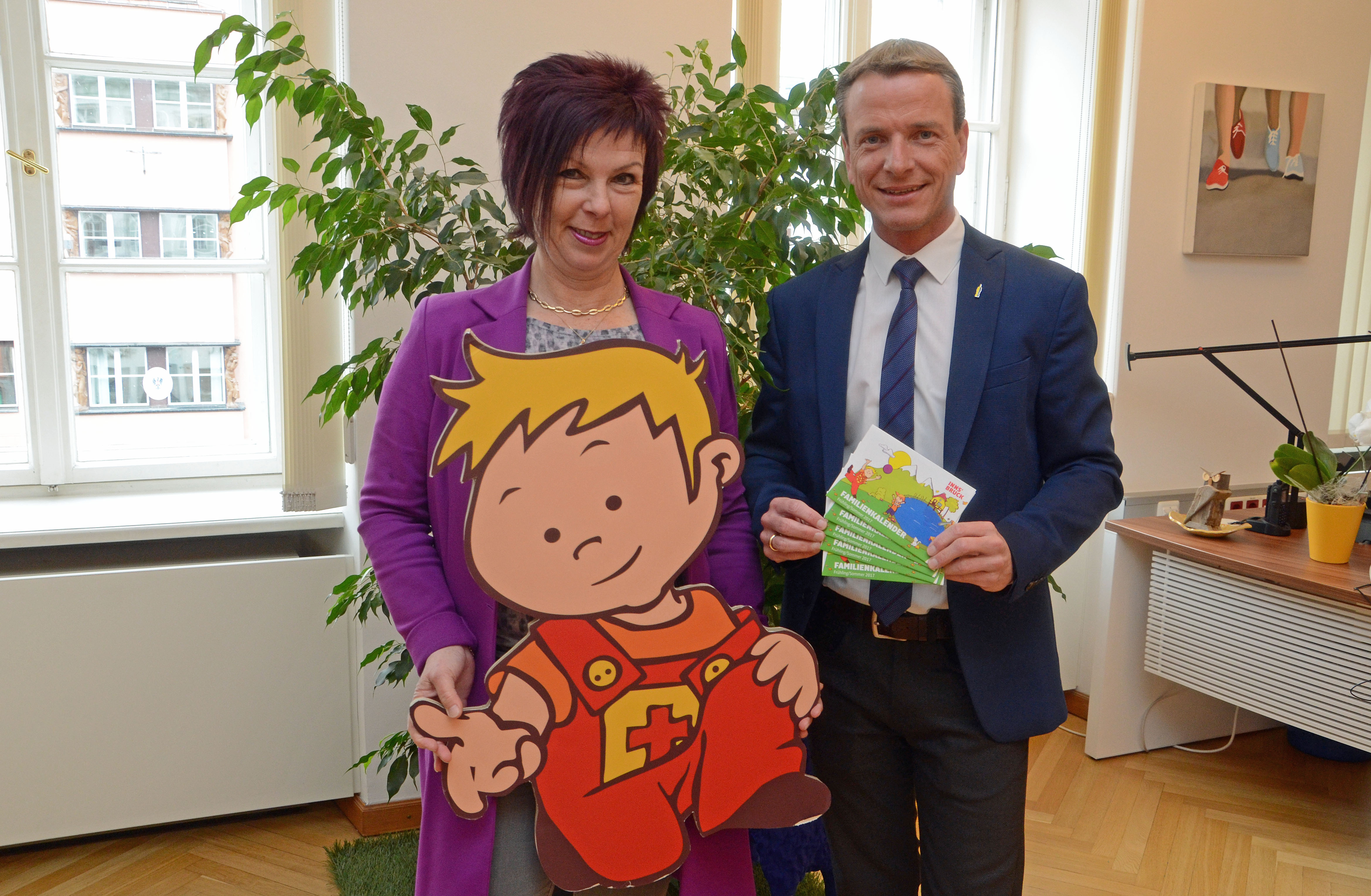Gemeinsam mit Maskottchen „Peterle“ präsentieren Vizebürgermeister Christoph Kaufmann und Referatsleiterin Uschi Klee (Frauen, Familien und SeniorInnen) die aktuelle Ausgabe des Familienkalenders.