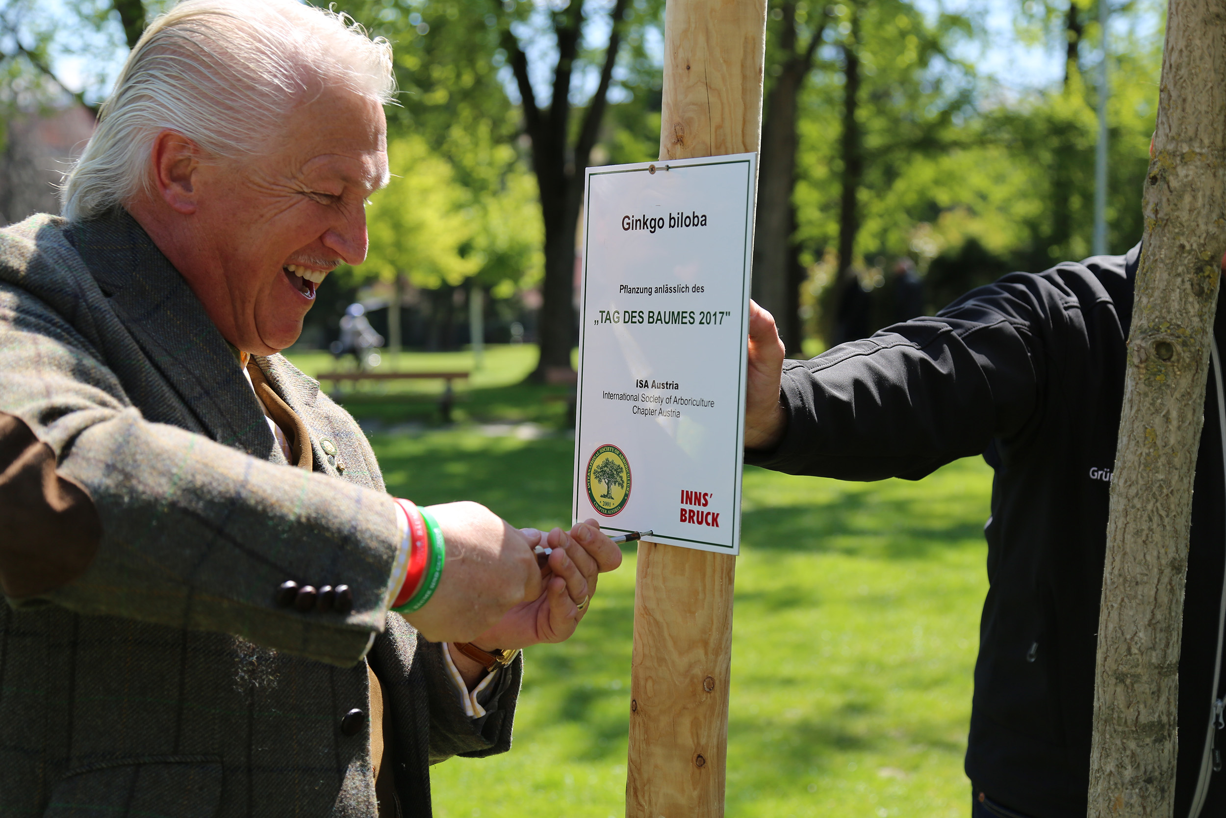 ISA-Präsident Joseph Klaffenböck beim Anbringen der Gedenktafel zum "Tag des Baumes 2017"
