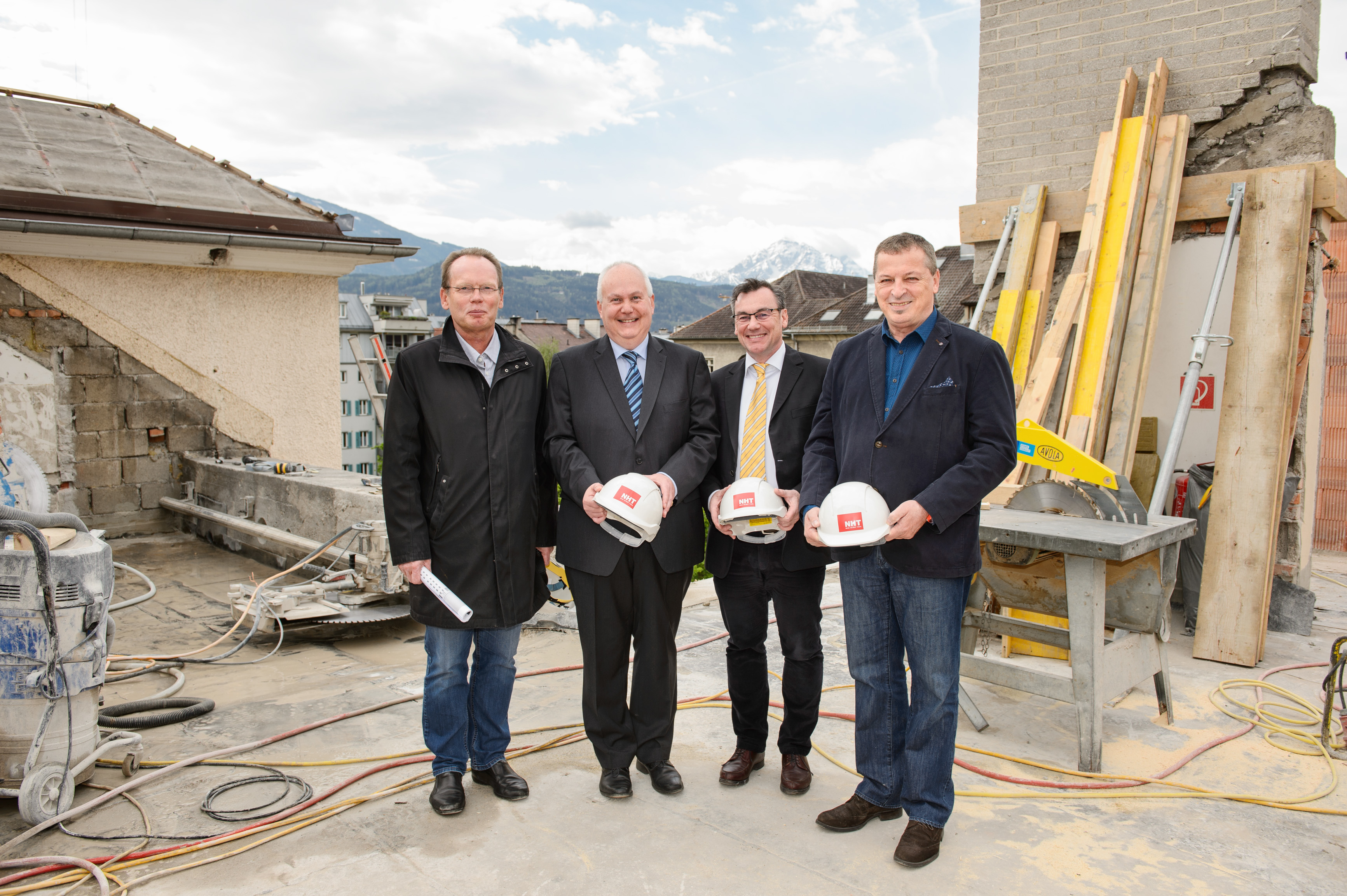 Lokalaugenschein auf der Sinfonia-Baustelle (von links): Architekt Helmut Reitter, Wohnbaustadtrat Andreas Wanker, NHT-Geschäftsführer Markus Pollo und Gemeinderat Helmut Buchacher.