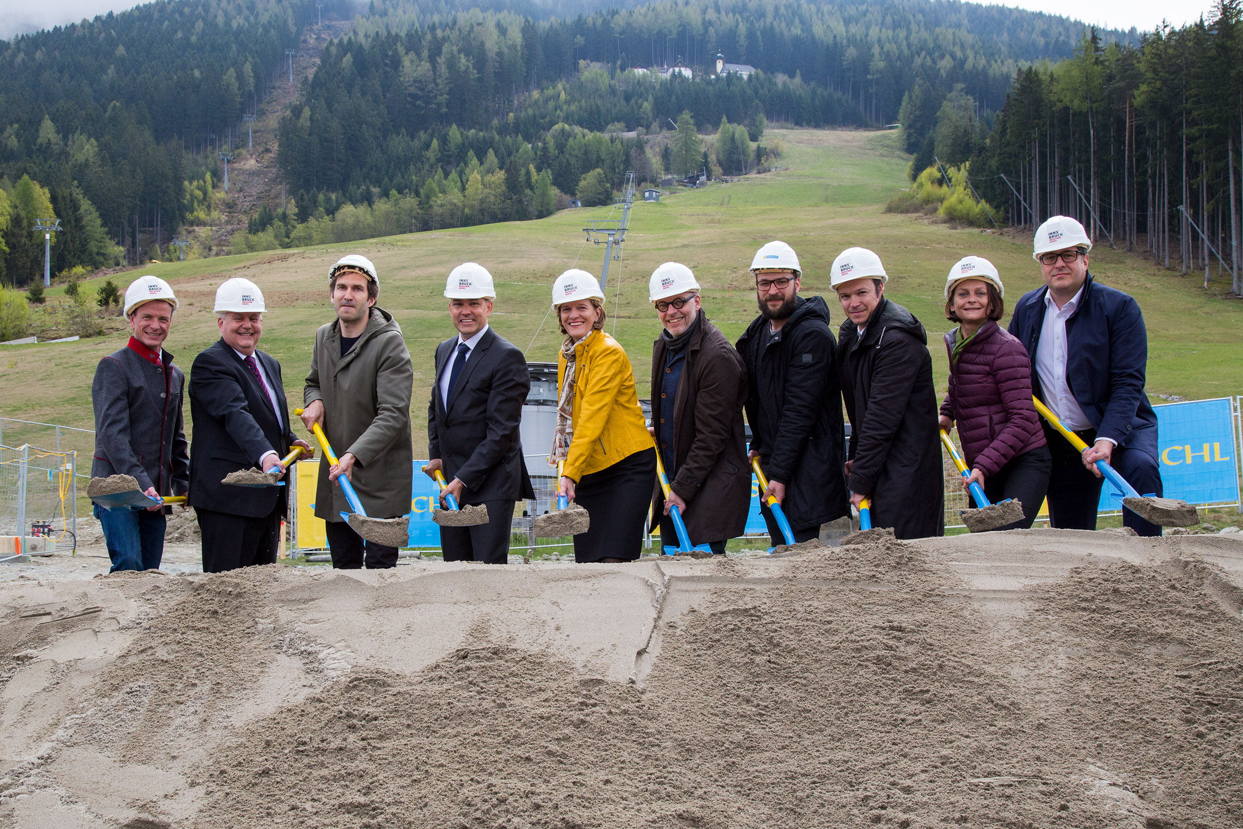 Beim feierlichen Spatenstich zur neuen Patscherkofelbahn (v.l.) Vizebürgermeister Christoph Kaufmann, Stadtrat Andreas Wanker, Michael Felder (AO-Architekten), Thomas Pichler (Fa. Doppelmayr), Bürgermeisterin Christine Oppitz-Plörer, Martin Baltes (Patscherkofelbahnen), Sven Matt und Markus Innauer (beide Architekten Innauer-Matt), Vizebürgermeisterin Sonja Pitscheider und Stadtrat Franz X. Gruber