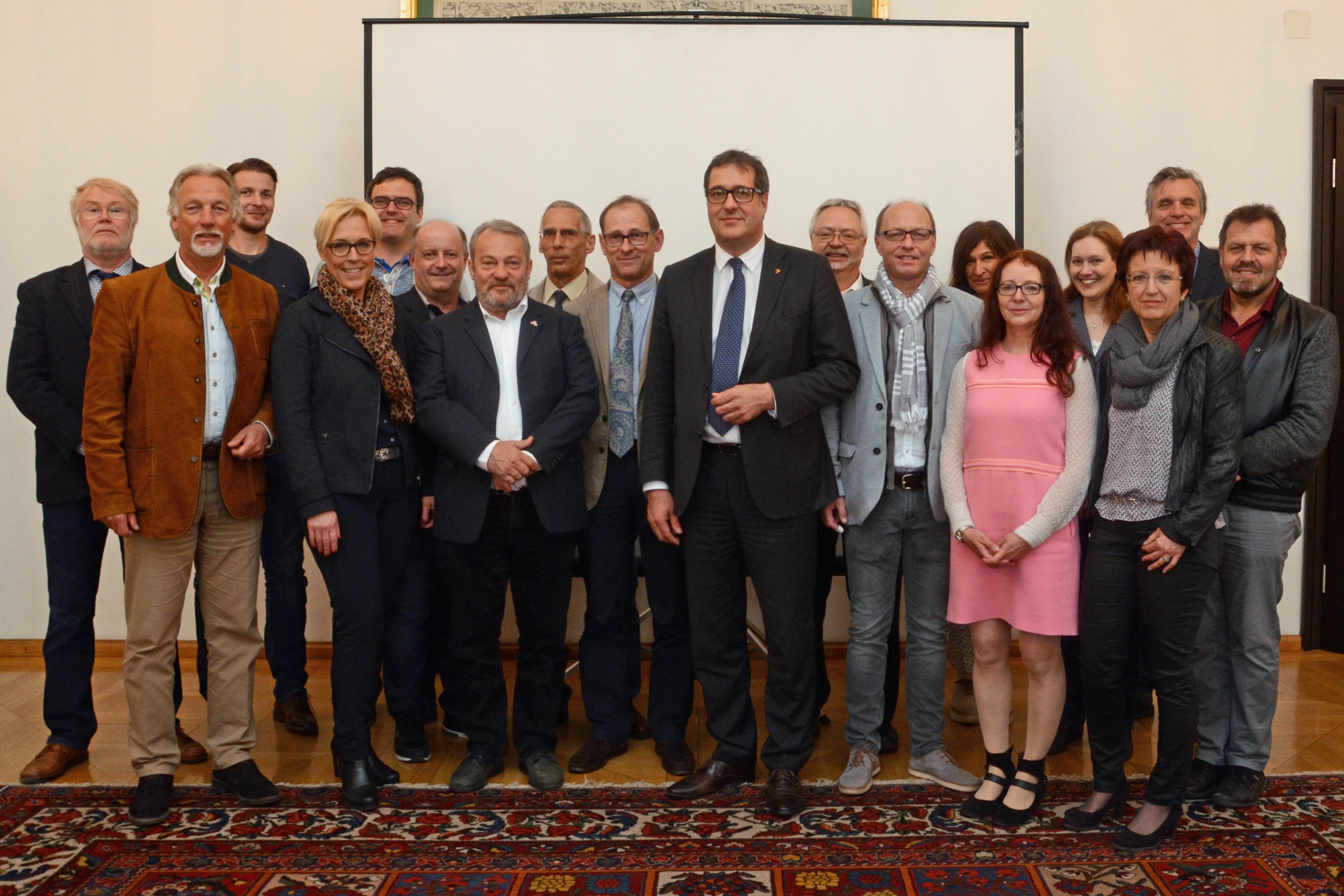 Stadtrat Franz X. Gruber (M.) begrüßte die TeilnehmerInnen des Fachausschusses im Bürgersaal des historischen Rathauses.