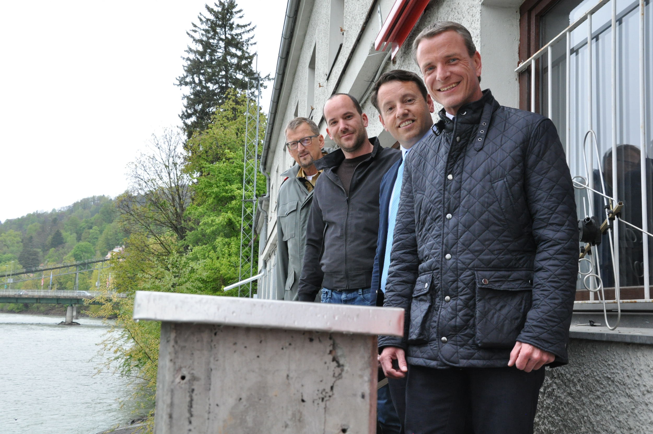 Vizebürgermeister Christoph Kaufmann (r.) begutachtete mit Kommandant Albert Pfeifhofer, IIG-Techniker Michael Pinzger und IIG-Geschäftsführer Franz Danler (v.l.) die neue Schutzmauer hinter dem Feuerwehrgebäude in Mühlau.