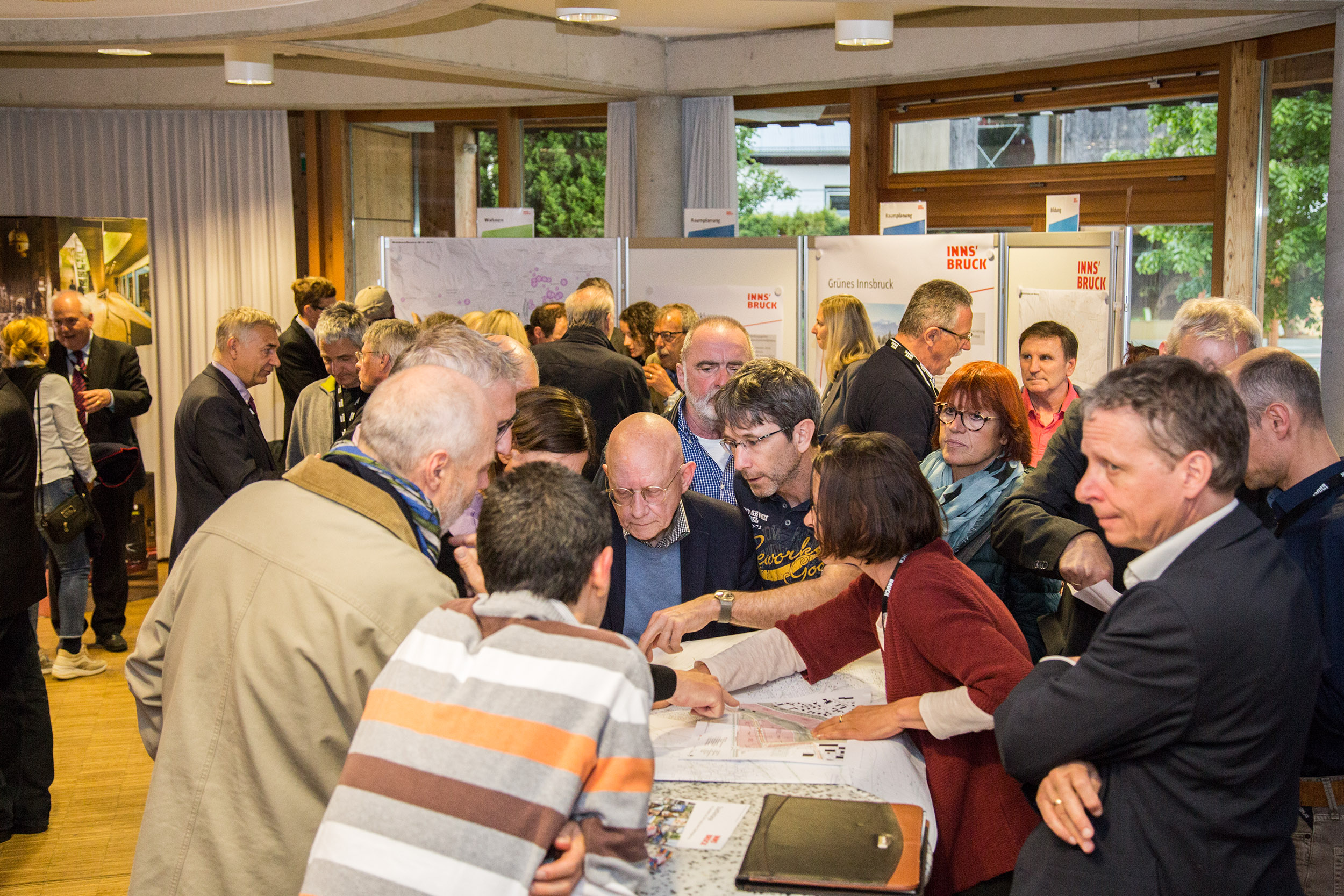 Zahlreiche BesucherInnen des Stadtteiltages in Kranebitten interessierten sich für die Themen Verkehr und Stadtteilentwicklung.