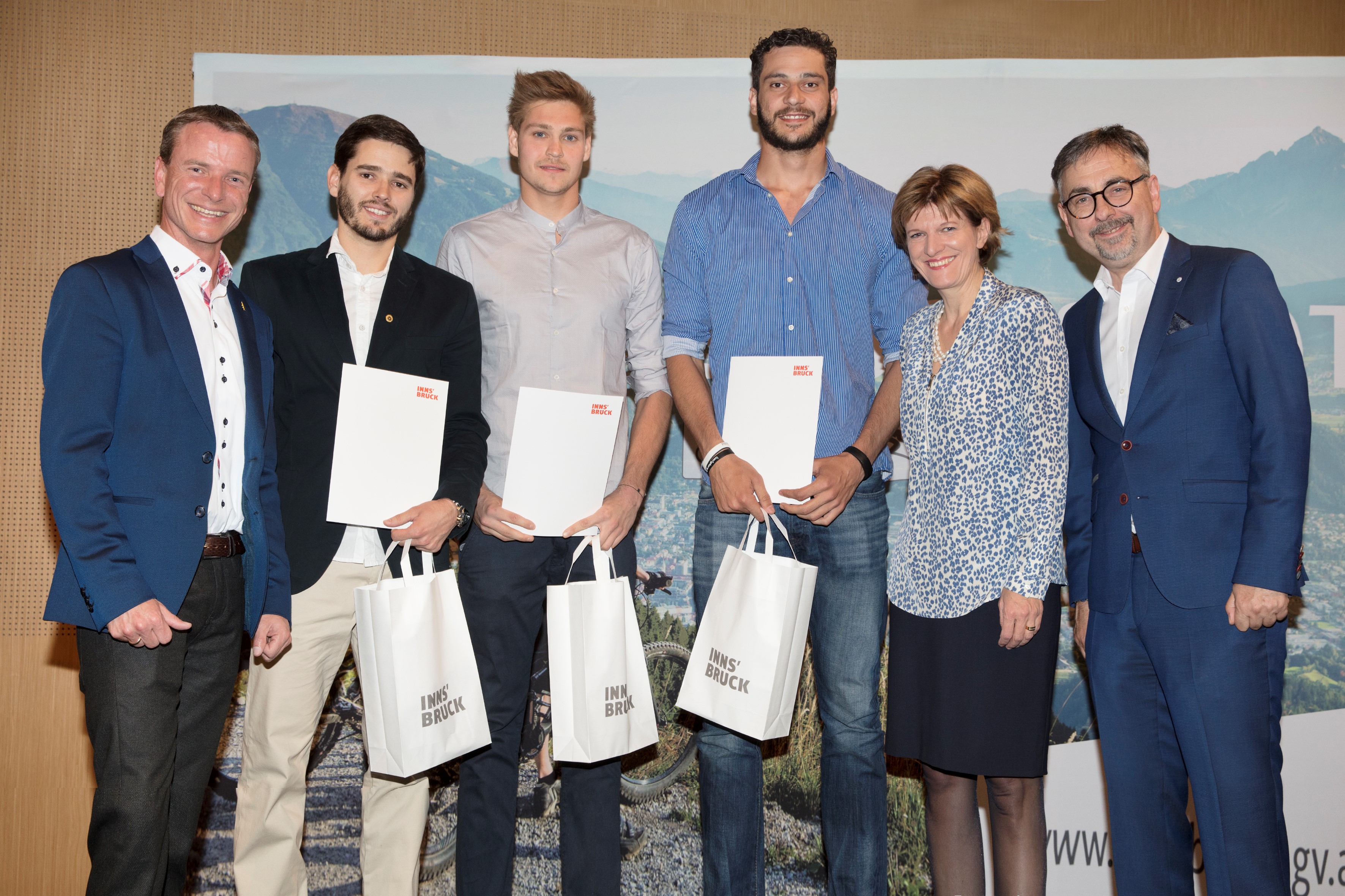 Feierten gemeinsam den Sport (v. l.): Vizebürgermeister Christoph Kaufmann, Lucas Provenzano Joao de Deus, Niklas Kronthaler, Pedro Frances (alle drei Vertreter der Mannschaft Hypo Tirol Volleyballteam), Bürgermeisterin Christine Oppitz-Plörer und Gemeinderat Arno Grünbacher (Vorsitzender des Ausschusses für Sport und Gesundheit)