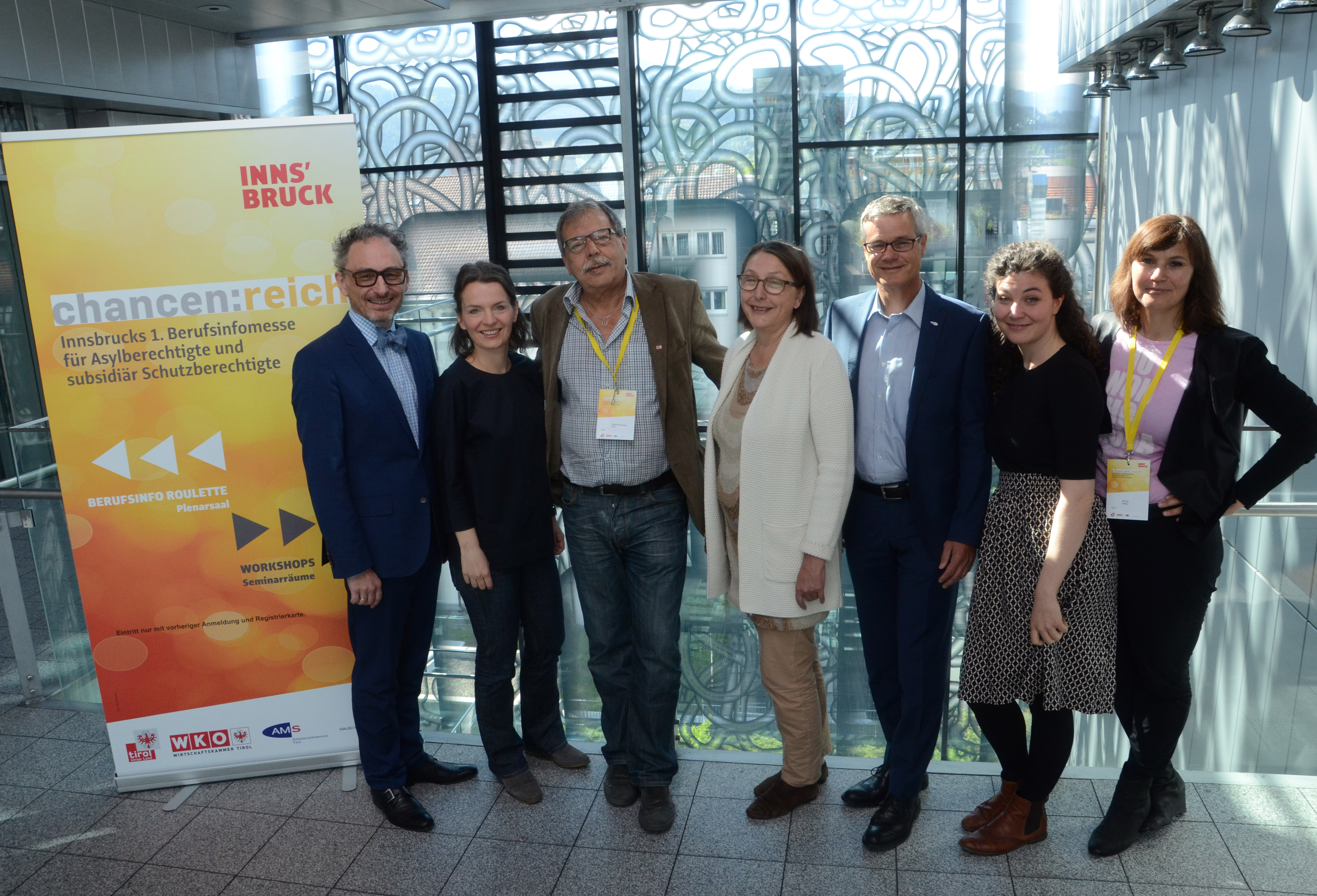 Ziehen für die 1. Berufsinfomesse chancen:reich im Innsbrucker Rathaus an einem Strang (v.l.): Christoph Holz (Fachgruppe UBIT, Wirtschaftskammer Tirol), Elisabeth Reiter (Haus der Begegnung), Stadtrat Gerhard Fritz (Stadtentwicklung, Stadtplanung und Integration), Landesrätin Christine Baur (Soziales und Integration), Anton Kern (Geschäftsführer AMS Tirol), Stephanie Cox (Initiatorin chancen:reich Wien) und Nicola Köfler (Integrationsbeauftragte Stadt Innsbruck).