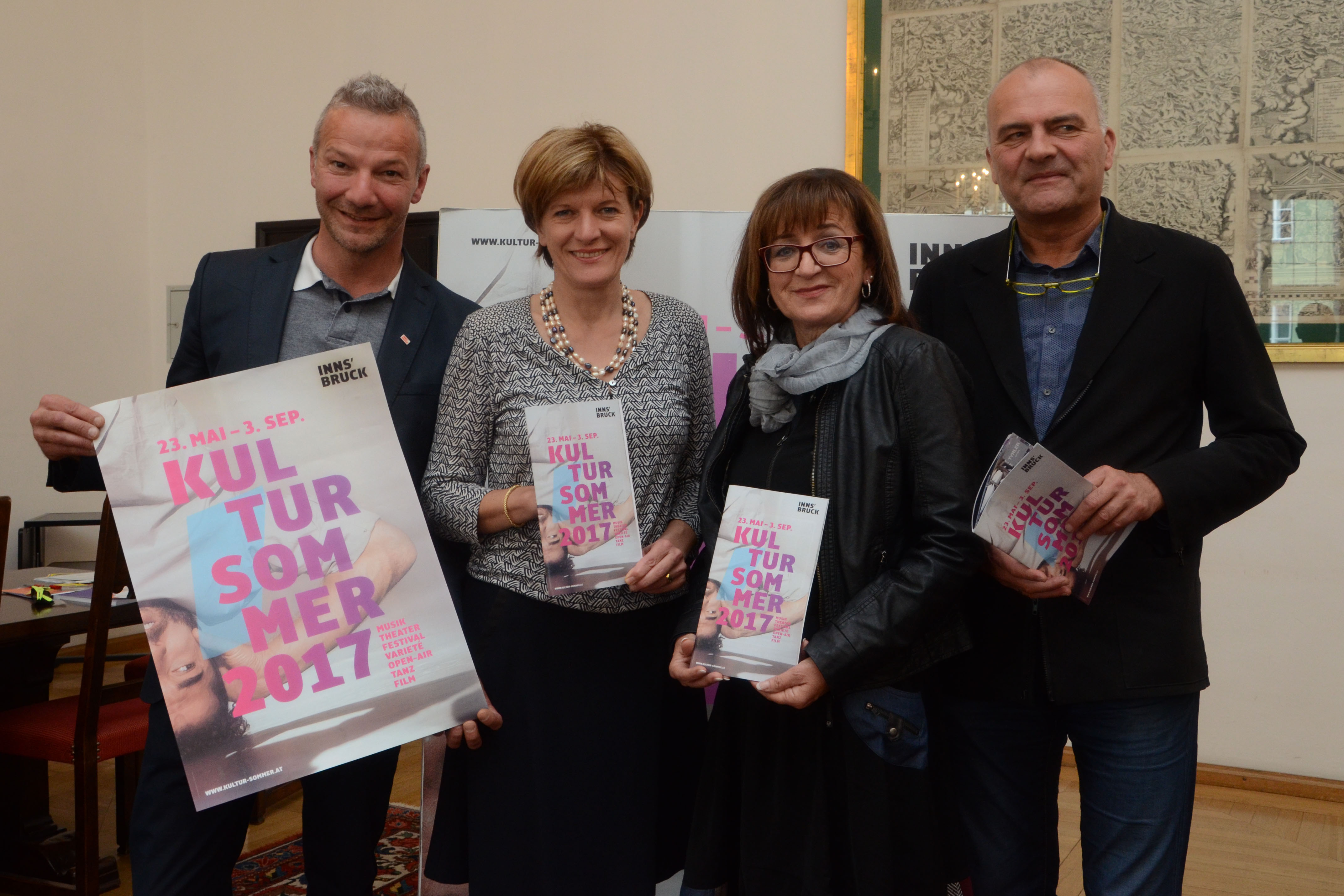 Präsentierten geschlossen das vielfältige Programm des diesjährigen Kultursommers: Organisator Robert Neuner, Bürgermeisterin Christine Oppitz-Plörer, Kulturlandesrätin Beate Palfrader und Tourismusverbandobmann Karl Gostner (v.l.).