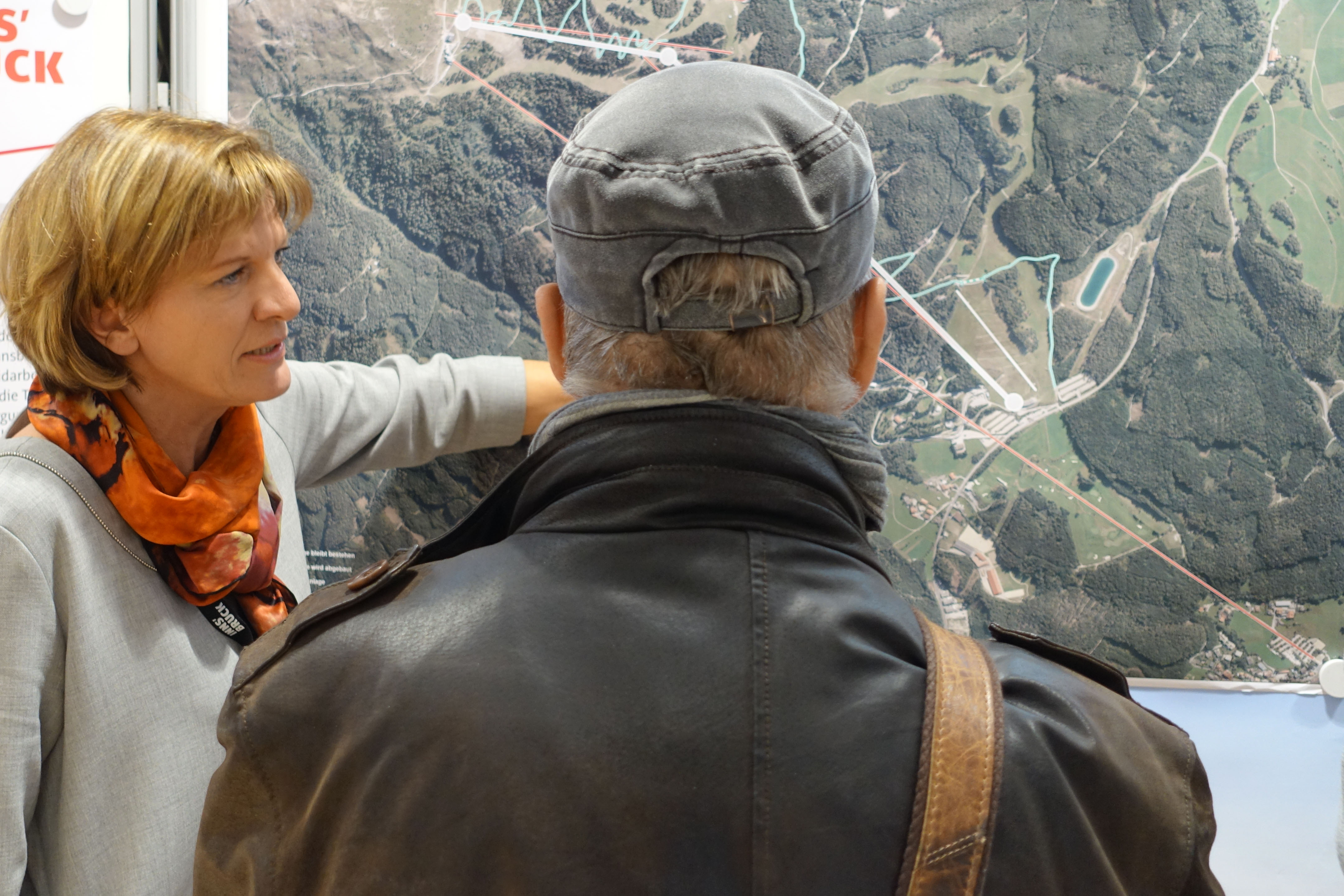 Bürgermeisterin Christine Oppitz-Plörer im Gespräch mit einem Bürger.