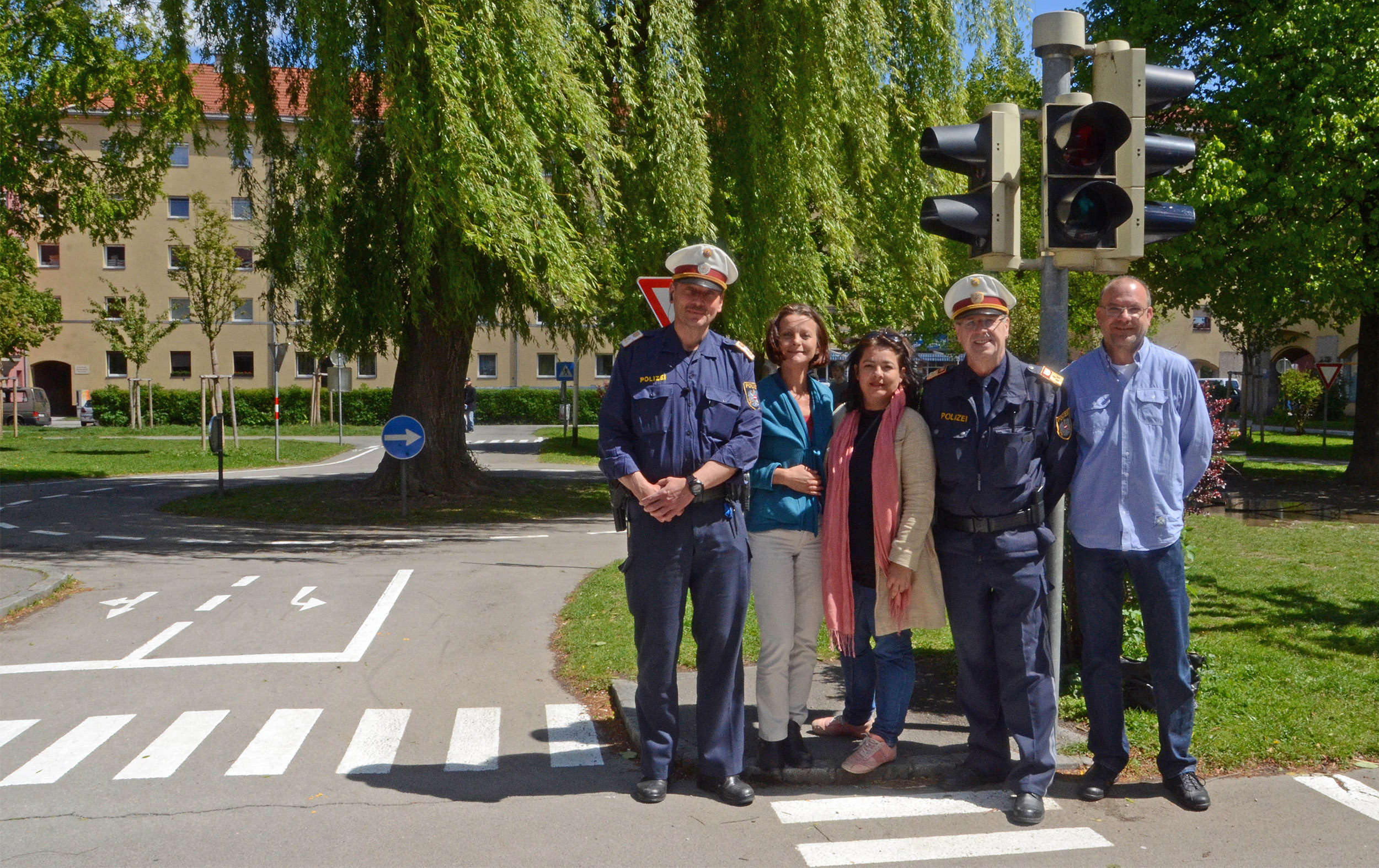 Nahmen den instandgesetzten Verkehrserziehungsgarten unter die Lupe (v. l.): Chefinspektor Robert Kofler, Vizebürgermeisterin Sonja Pitscheider, Gemeinderätin Angela Eberl, Oberst Reinhard Moser und Exekutivassistent Josef Gatt