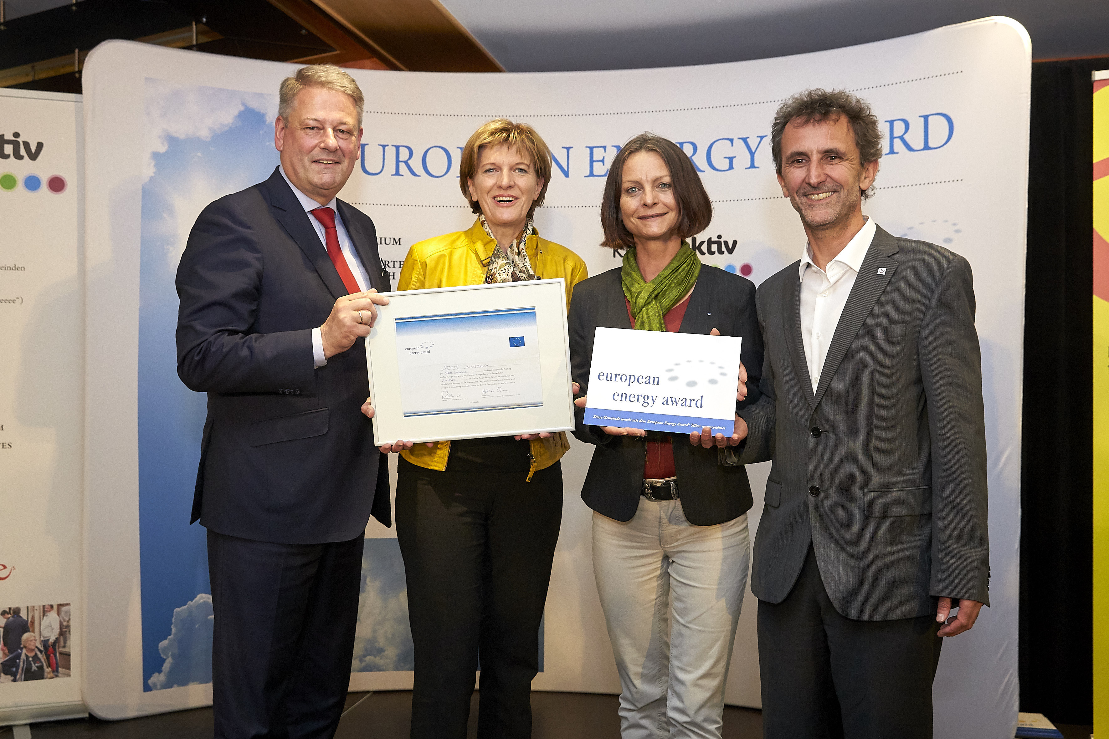 Bundesminister Andrä Rupprechter, Bürgermeisterin Christine Oppitz-Plörer, Vizebürgermeisterin Sonja Pitscheider und der Obmann des Vereins „e5 Österreich – Programm für energieeffiziente Gemeinden“ DI Heli Strasser (v. l.)