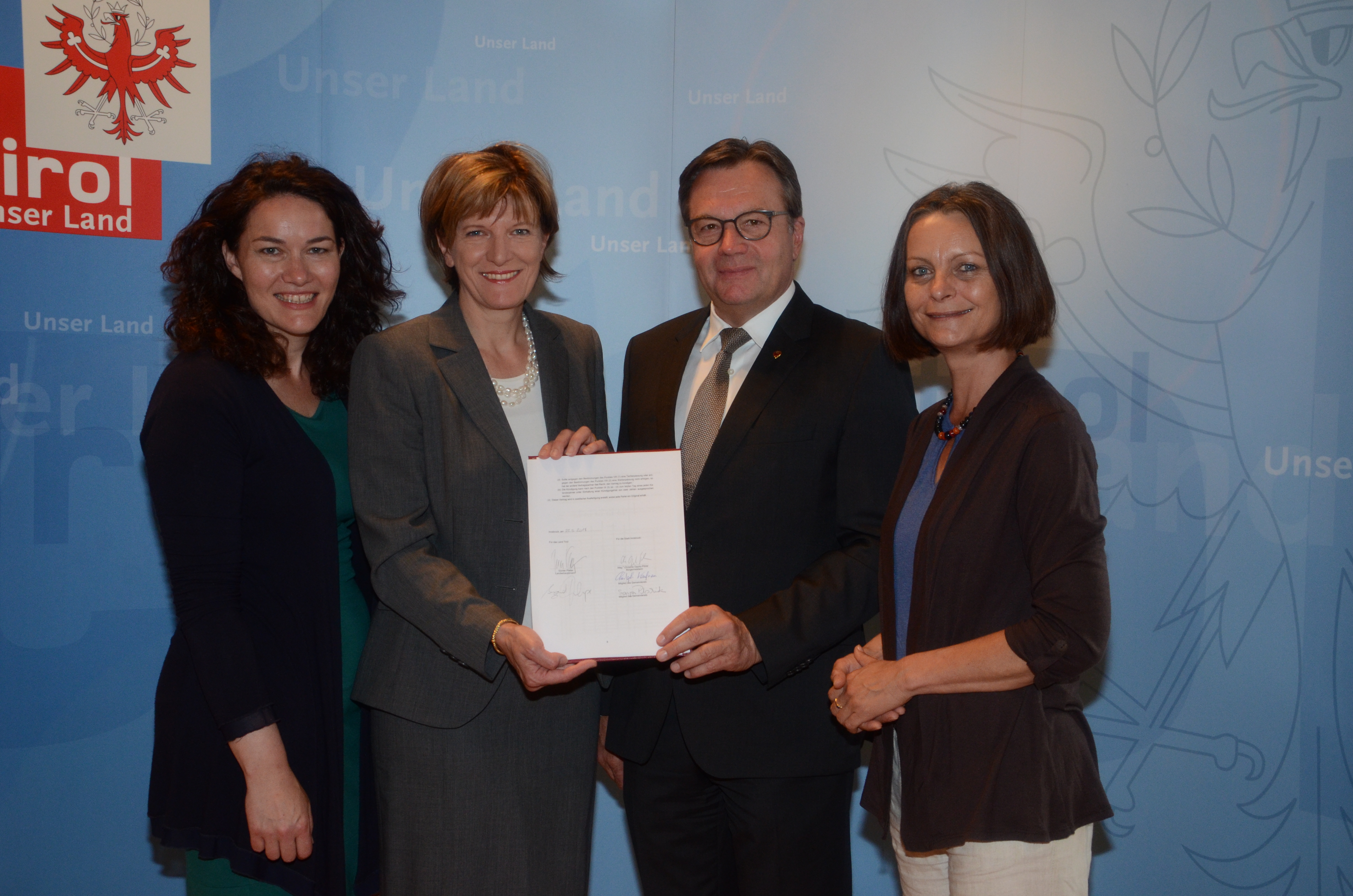 LH-Stv. Ingrid Felipe, Bürgermeisterin Christine Oppitz-Plörer, LH Günther Platter und Vizebürgermeisterin Sonja Pitscheider unterzeichneten die Vereinbarung.