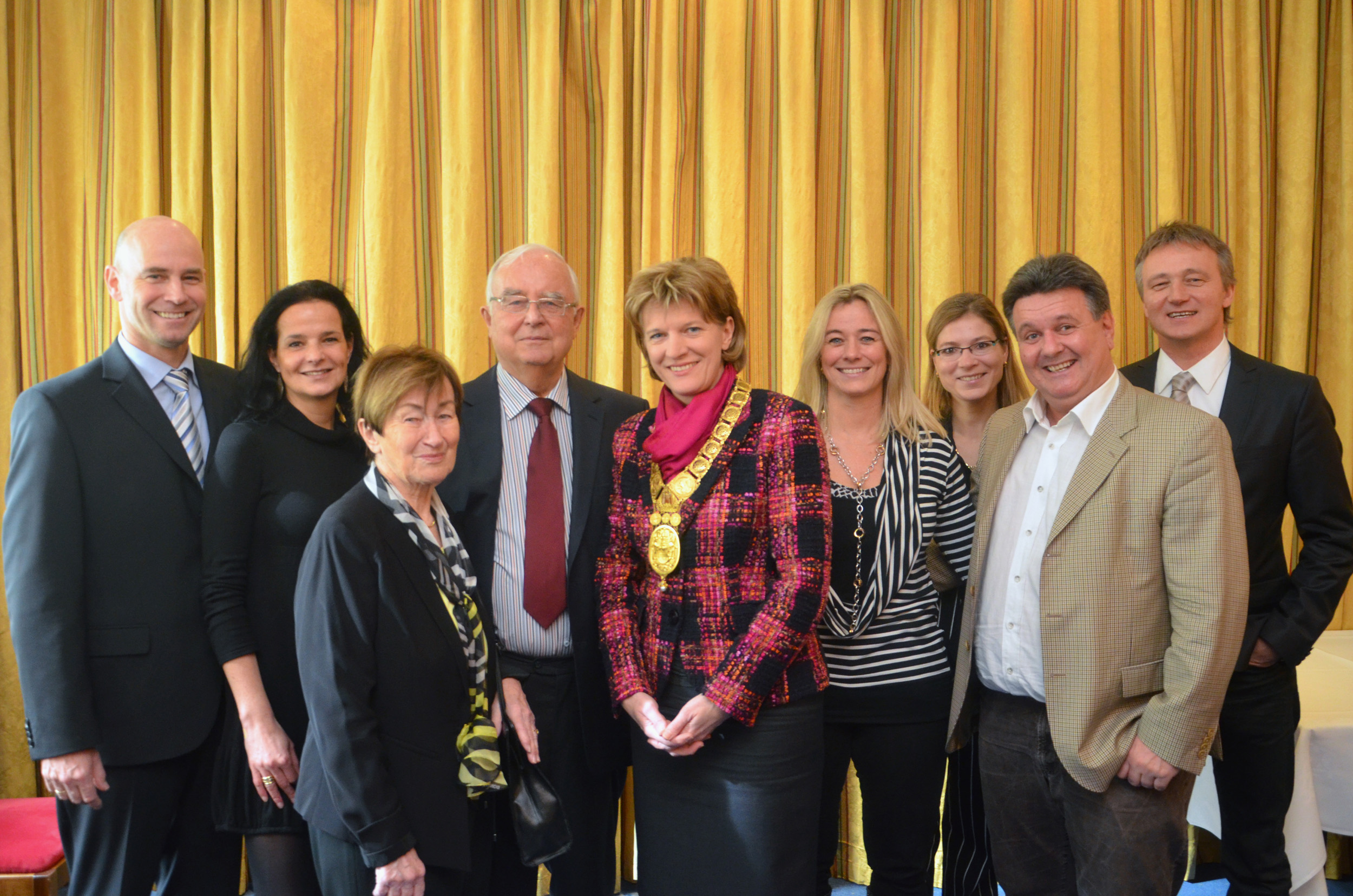 Altbürgermeister Romuald Niescher im Kreise seiner Familie und Bürgermeisterin Christine Oppitz-Plörer bei den Feierlichkeiten zu seinem 80. Geburtstag.