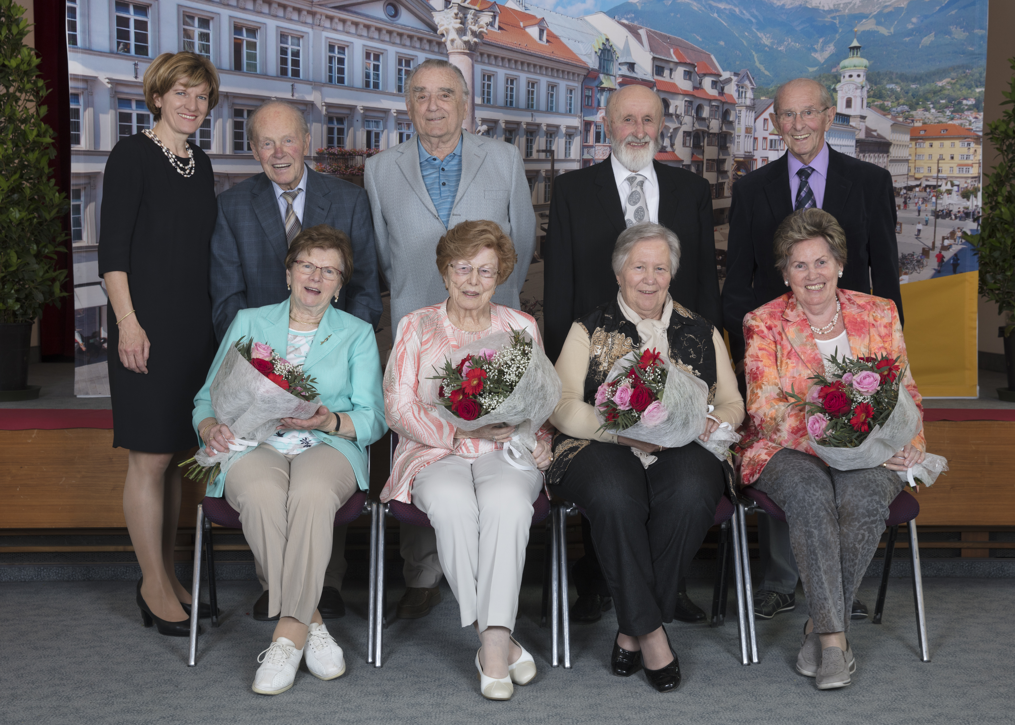 Herzlichen Glückwunsch: Bürgermeisterin Christine Oppitz-Plörer mit den vier Diamantenen Hochzeitspaaren.
