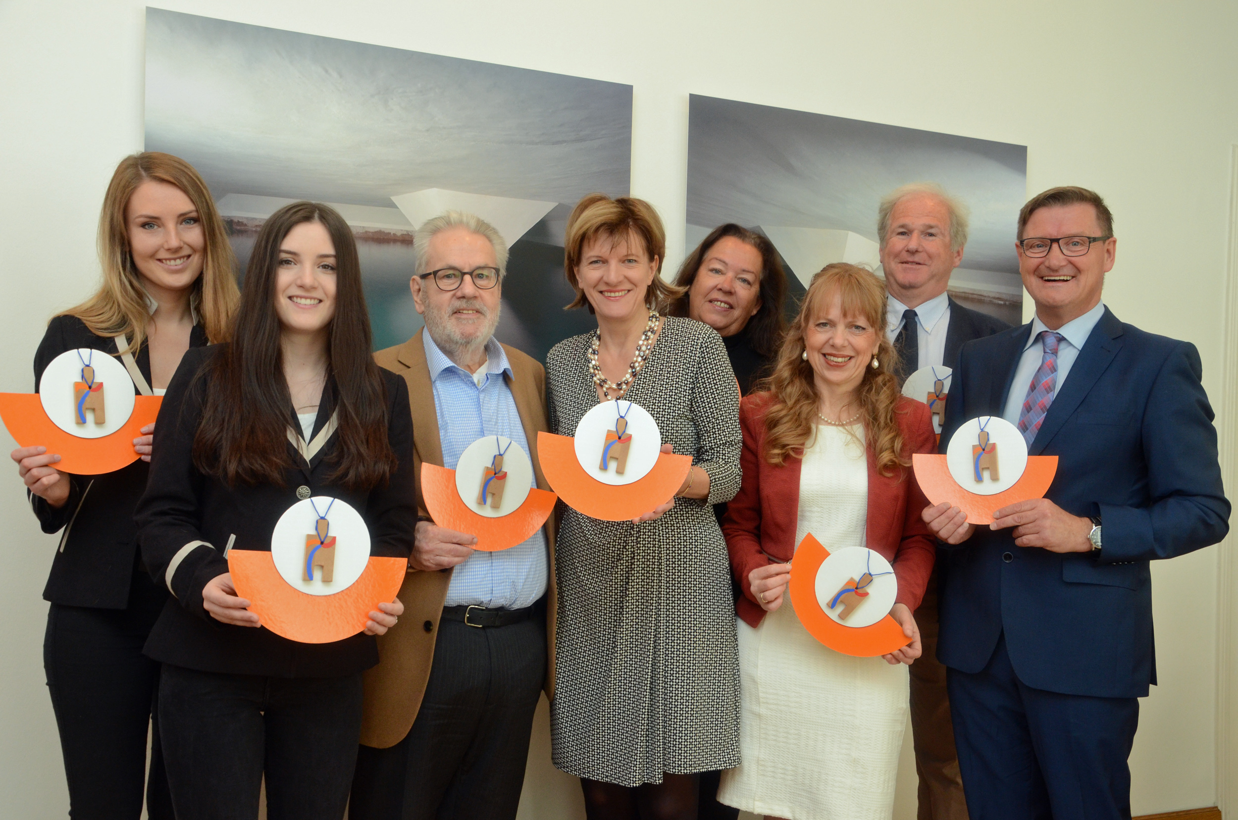 Nora-Marie Baumann (2.v.l.) vom Duo-Harfonie mit Tabea Baumann, Edi Lehmann, Gemeinderätin Elfriede Moser, Verena Gutsleben, Christian Rosenkranz und Initiator Tony Obergantschnig (v.l.) überbrachten Bürgermeisterin Christine Oppitz-Plörer (4.v.r.) das Pilgermedaillon.