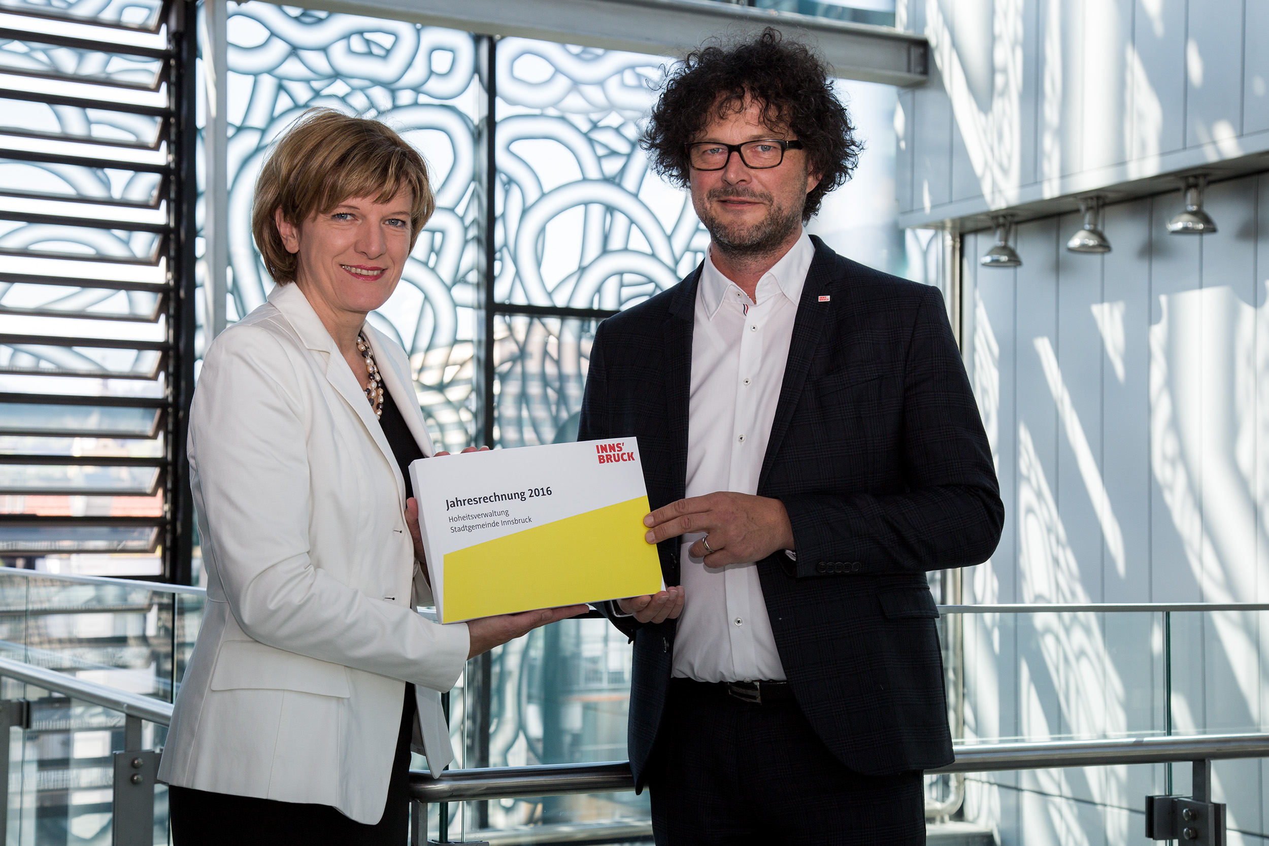 95 Prozent der Investitionen der Stadt Innsbruck bleiben in der Region: Bürgermeisterin Christine Oppitz-Plörer und Finanzdirektor Thomas Pühringer stellten den Rechnungsabschluss 2016 vor.