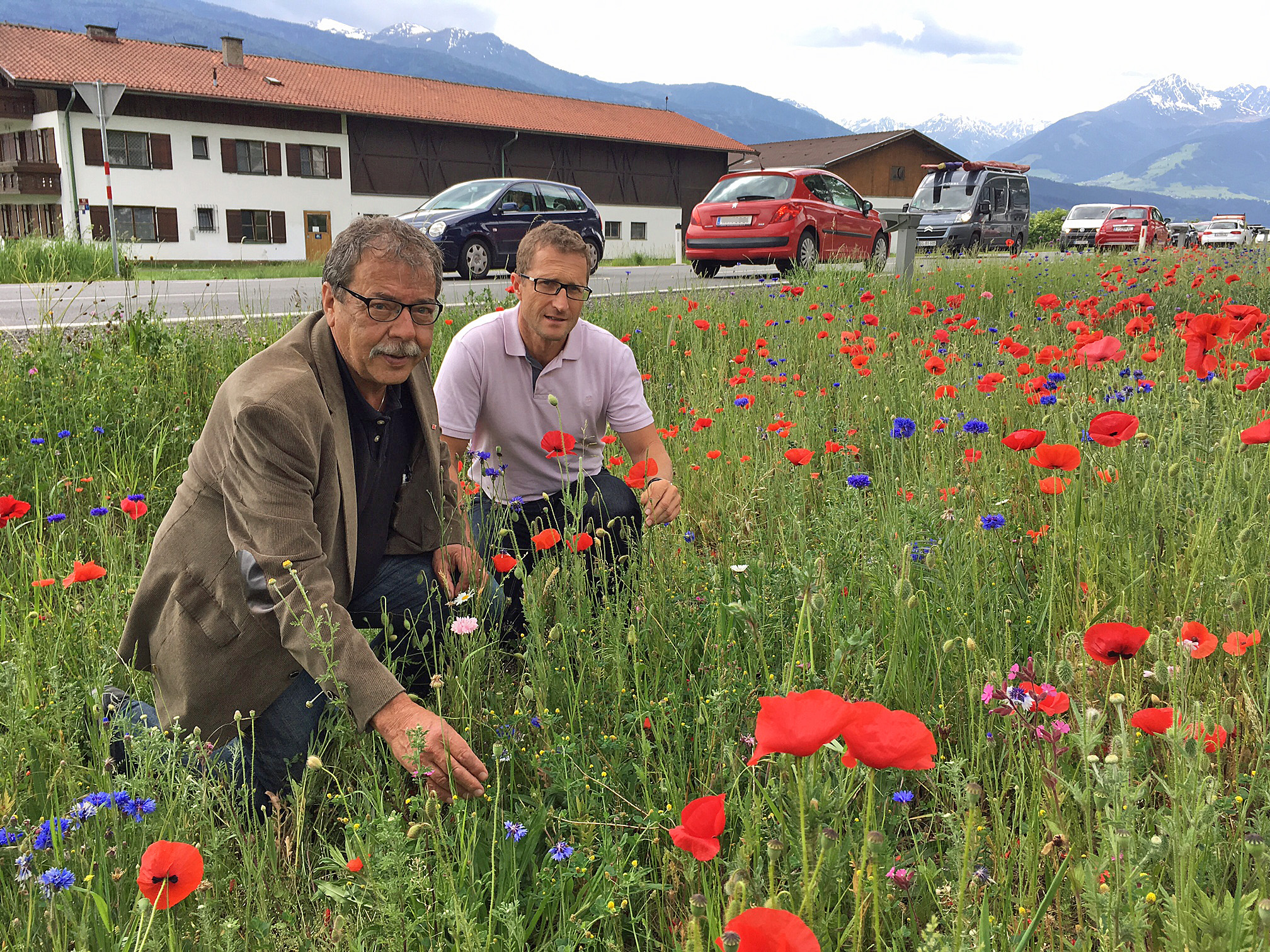 Stadtrat Mag. Gerhard Fritz (l.) und Amtsvorstand Ing. Thomas Klinger (Grünanlagen – Stadtgartendirektion) machten sich ein Bild vom bunten Treiben an der Kranebitter Allee.