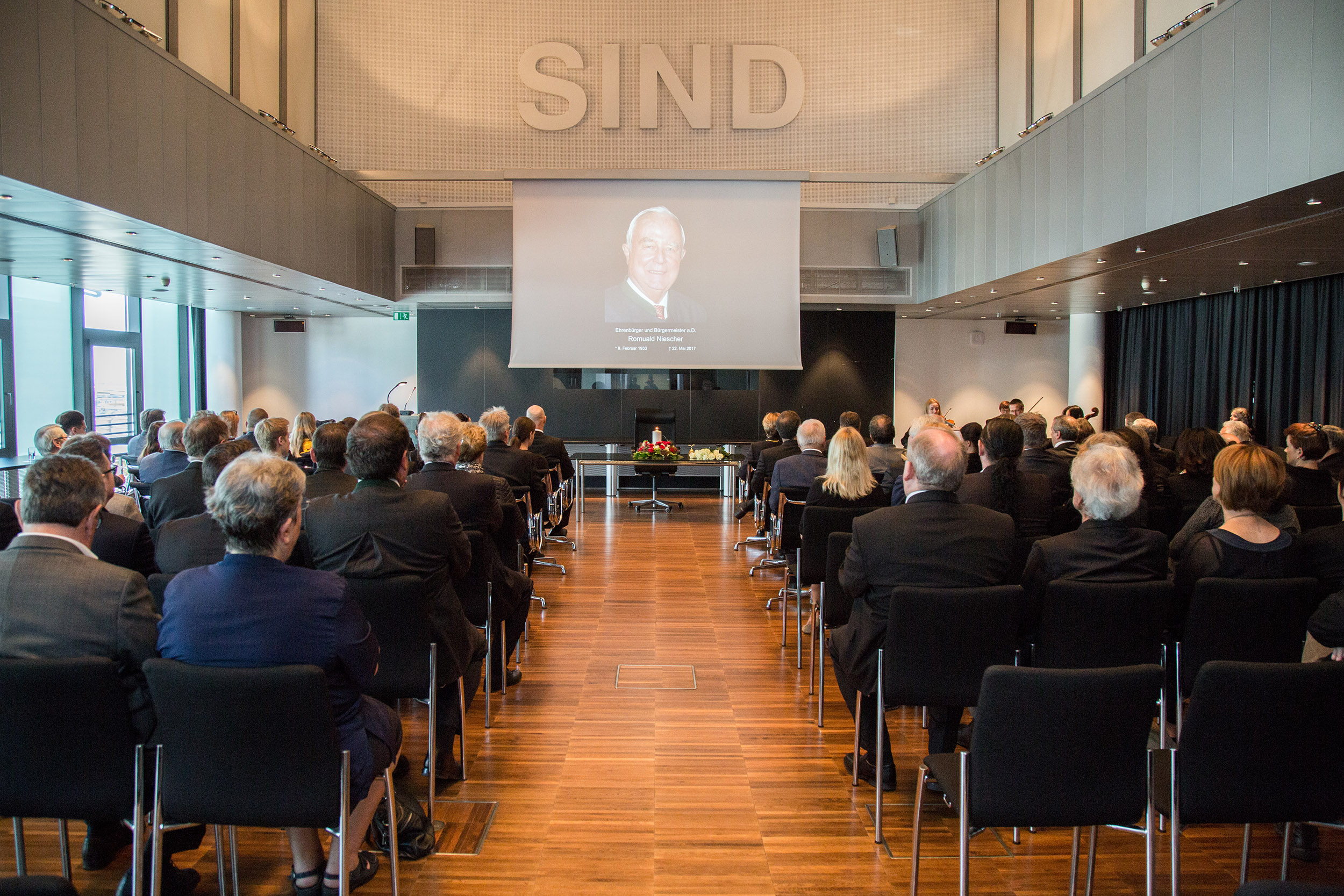 Zum Gedenken an den Altbürgermeister und Ehrenbürger der Stadt Innsbruck, Romuald Niescher, nahmen zahlreiche Wegbegleiter und Freunde, unter anderem Landeshauptmann Günther Platter, Landtagspräsident Herwig van Staa und Bürgermeisterin Christine Oppitz-Plörer, mit der Trauerfamilie Niescher am Trauergemeinderat teil.