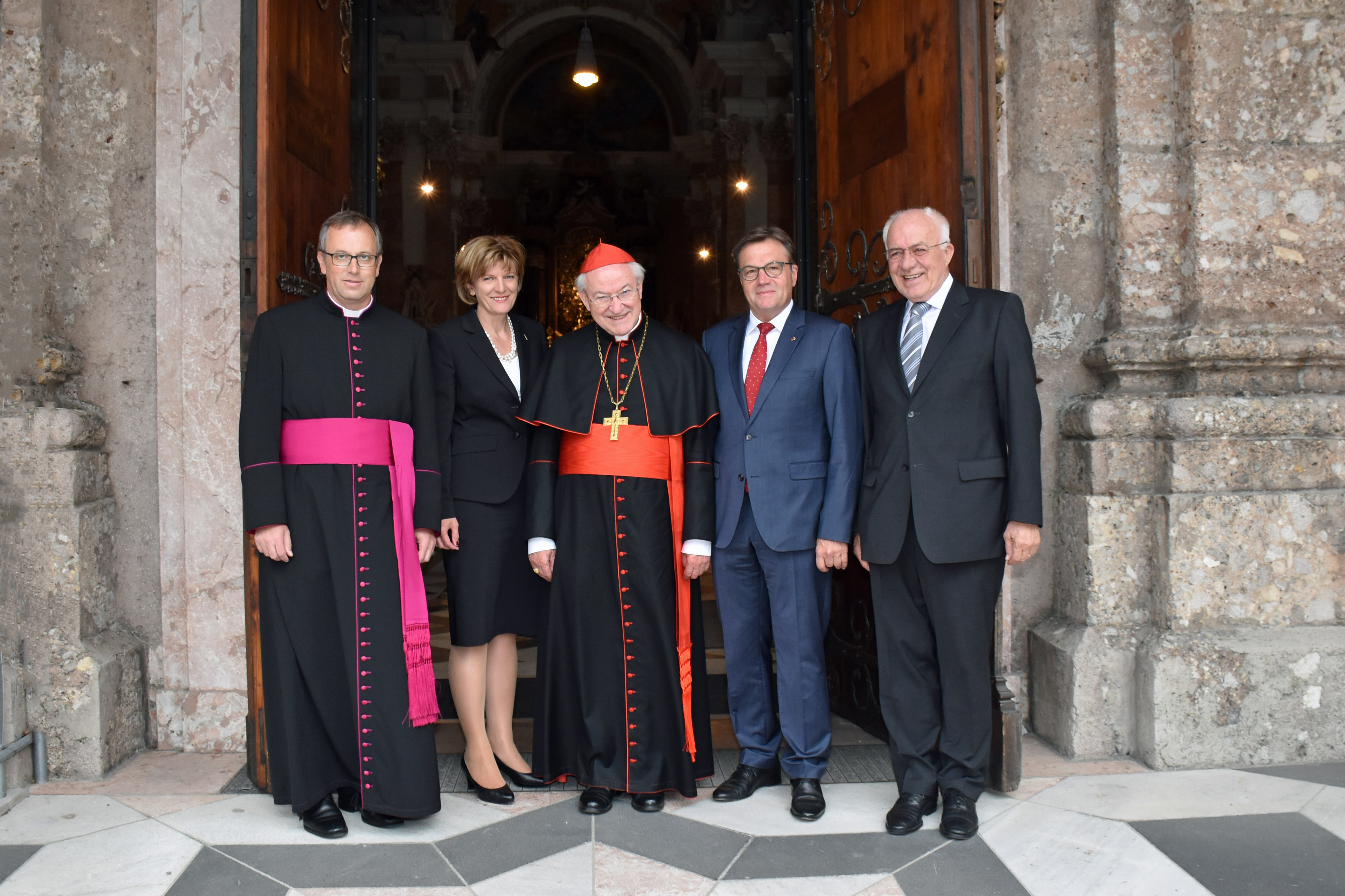 Land, Stadt und Diözese gratulieren Alt-Erzbischof Alois Kothgasser zum 80. Geburtstag. (v.li.): Diözesanadministrator Msgr. Jakob Bürgler, Bgmin Christine Oppitz-Plörer, Alt-Erzbischof Alois Kothgasser, LH Günther Platter, LTP Herwig van Staa.