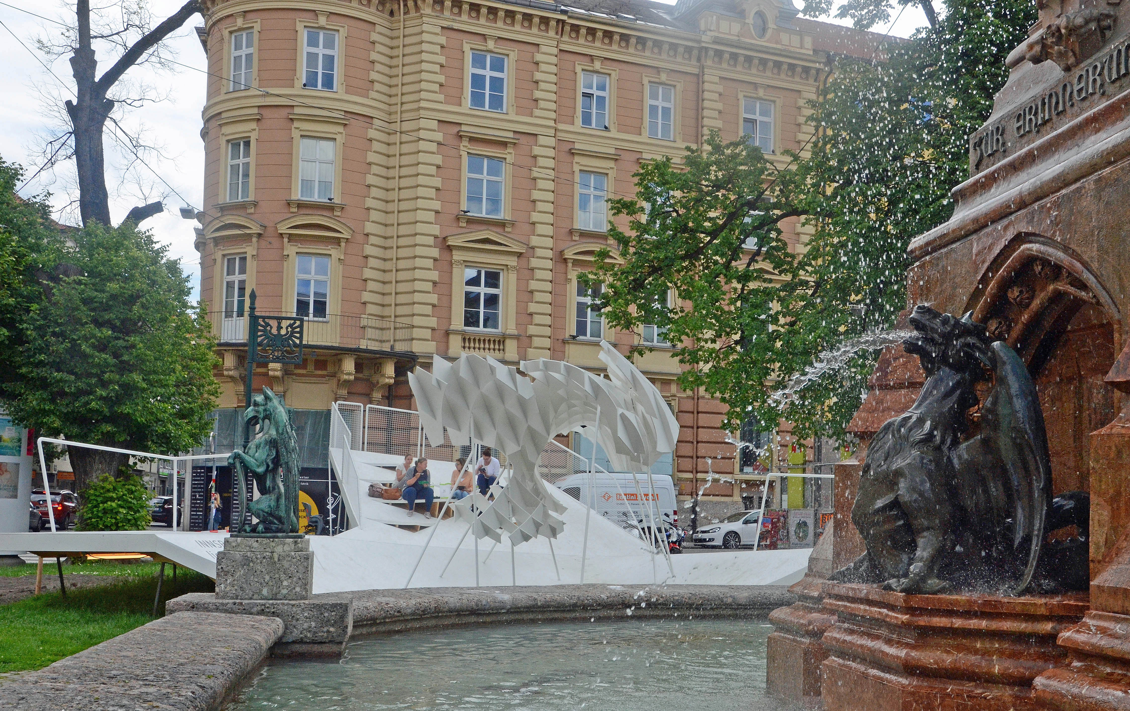 Als Ruhepol lädt die Leseinsel am Bozner Platz den ganzen Sommer lang zum Sonne genießen und Schmökern ein.