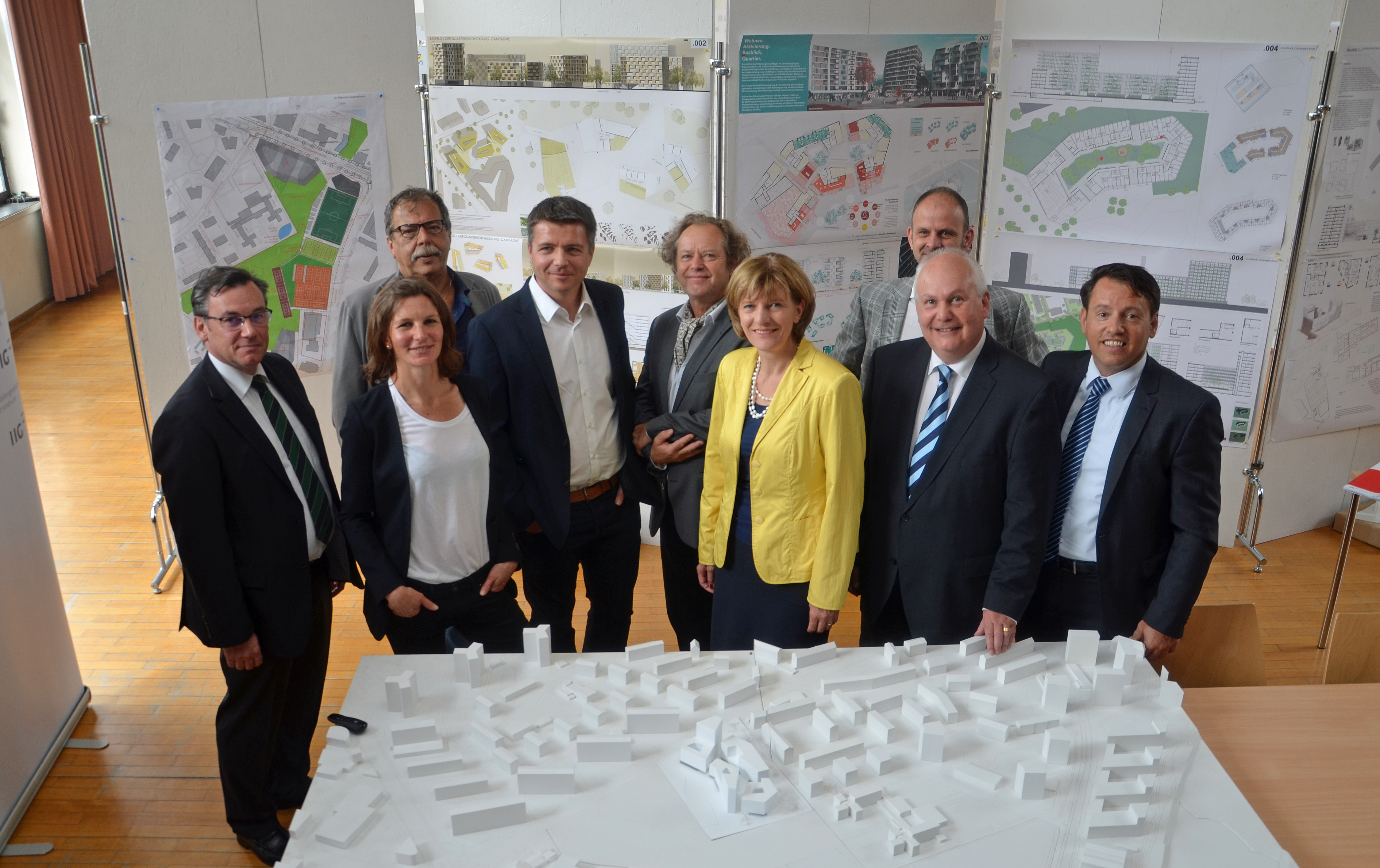 Bei der Präsentation des Siegerprojektes des baukünstlerischen Wettbewerbs für das Baufeld 1 am Areal „Campagne Reichnenau“ (v. l.): NHT-Geschäftsführer Mag. Markus Pollo, Architektin DI Birgit Kornmüller („bogenfeld ARCHITEKTUR“), Planungsstadtrat Mag. Gerhard Fritz, Architekt DI Gerald Zehetner („bogenfeld ARCHITEKTUR“), Jurymitglied DI Mag. arch. Max Rieder, Bürgermeisterin Mag.a Christine Oppitz-Plörer, IIG-Projektleiter DI Martin Franzmaier, Wohnungsstadtrat Andreas Wanker und IIG-Geschäftsführer Dr. Franz Danler