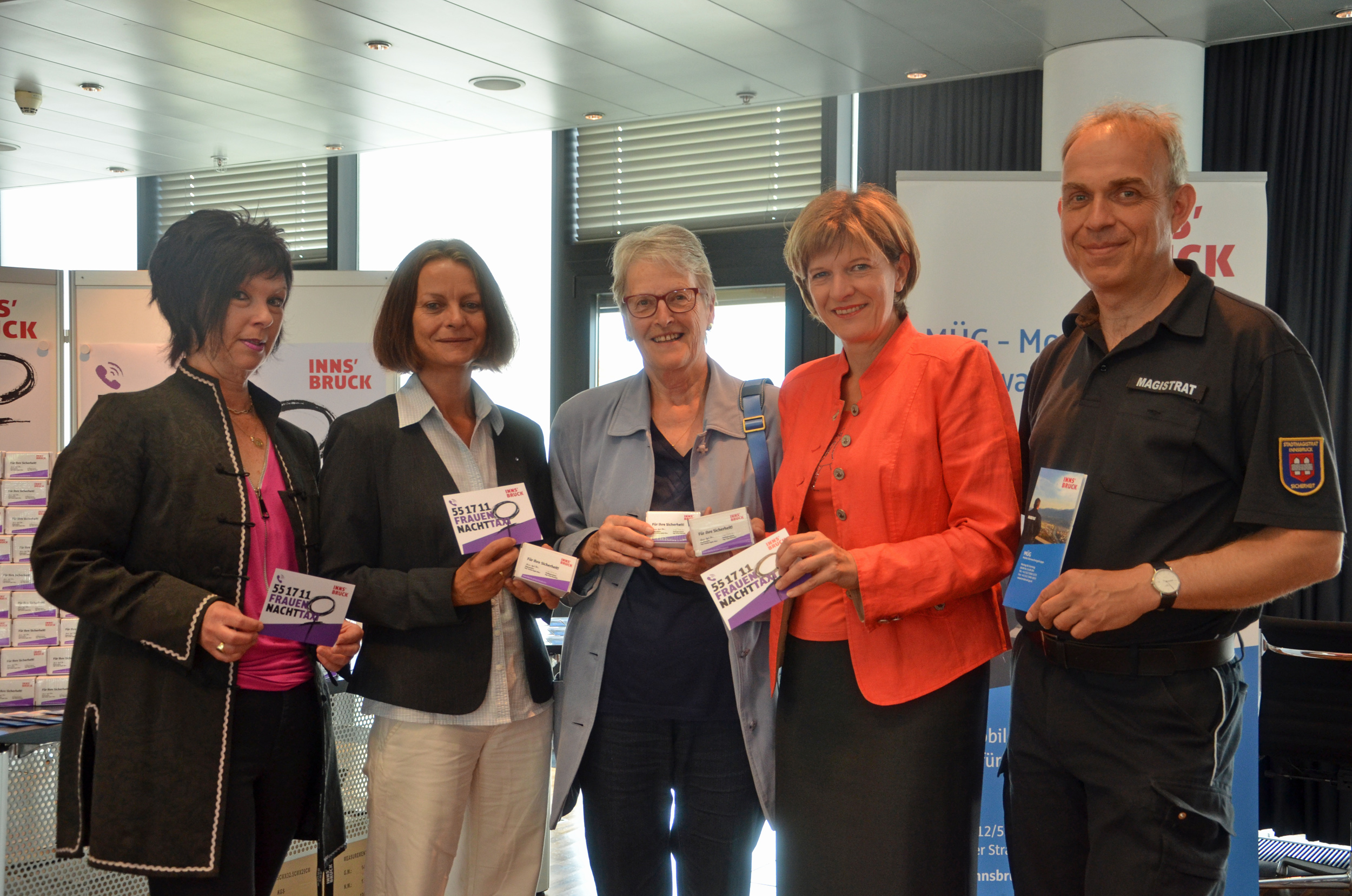 Referentin Uschi Klee, Vizebürgermeisterin Sonja Pitscheider, Bürgermeisterin Christine Oppitz-Plörer und Amtsleiter Elmar Rizzoli (v.l.) überreichten den ersten Taschenalarm bei der Verteilaktion an Ingeborg Tinter aus Wilten (M.).