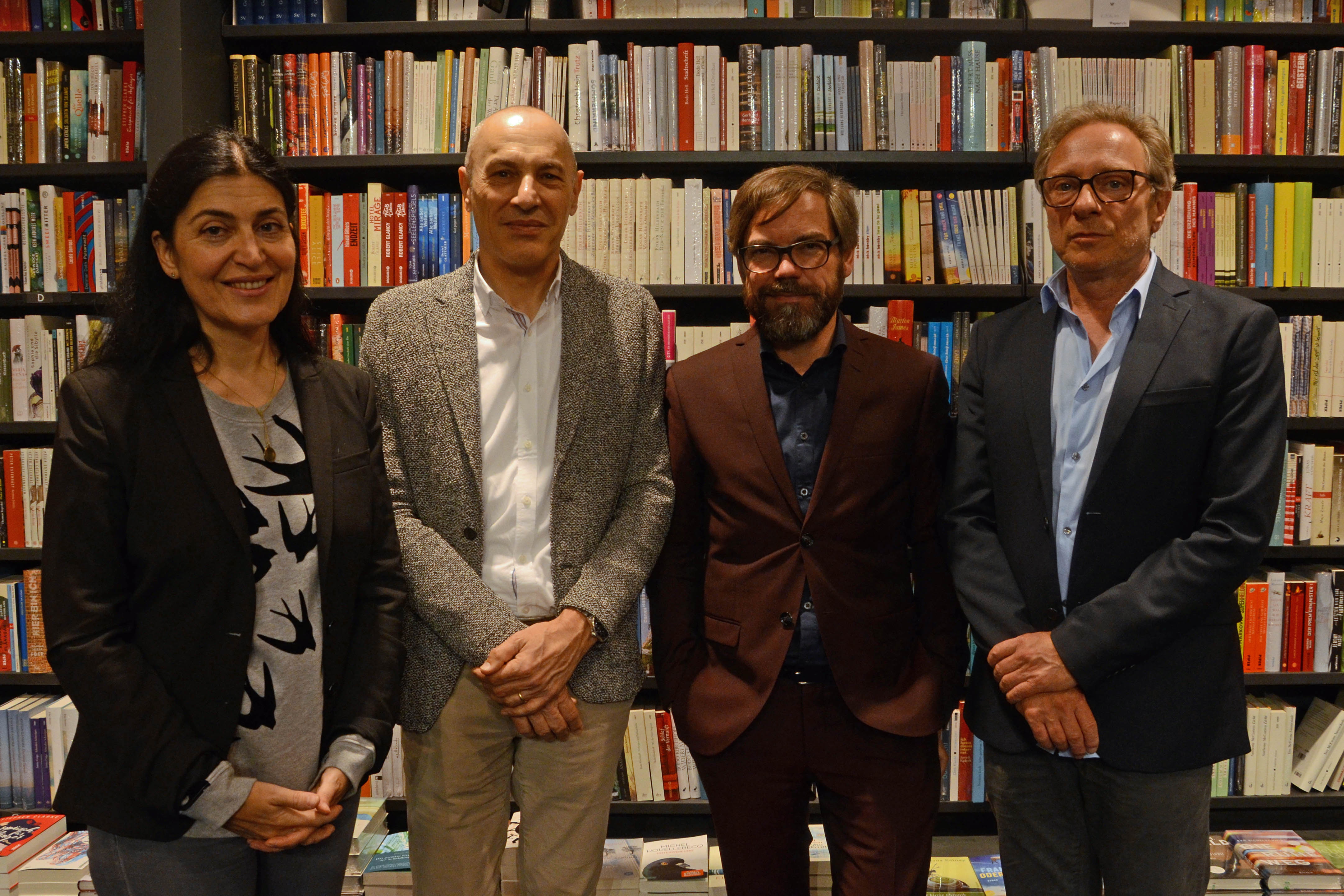 Begrüßten den Writer in Residence 2017, David Wagner (2.v.r.), in Innsbruck: Gemeinderätin Patrizia Moser, Studiendekan der Philologisch- Kulturwissenschaftlichen Fakultät Gerhard Pisek und Universitätsprofessor Thomas Wegmann (v.l.).
