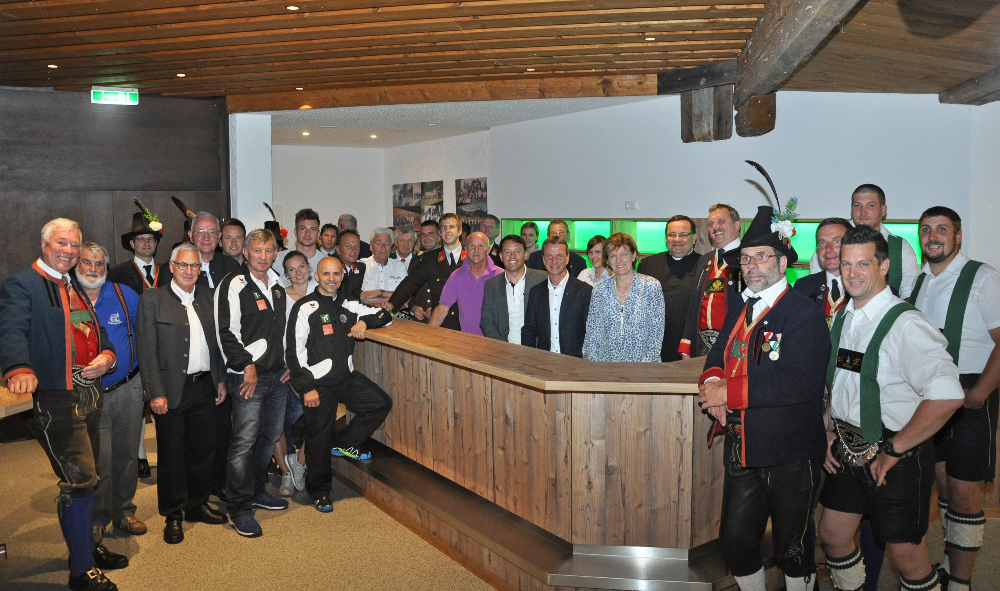 Gemeinsam mit den Höttinger Vereinen eröffneten Bürgermeisterin Christine Oppitz-Plörer, Vizebürgermeister Christoph Kaufmann und IIG-Geschäftsführer Franz Danler (alle Bildmitte) die neue Bar im Höttinger Vereinsheim.