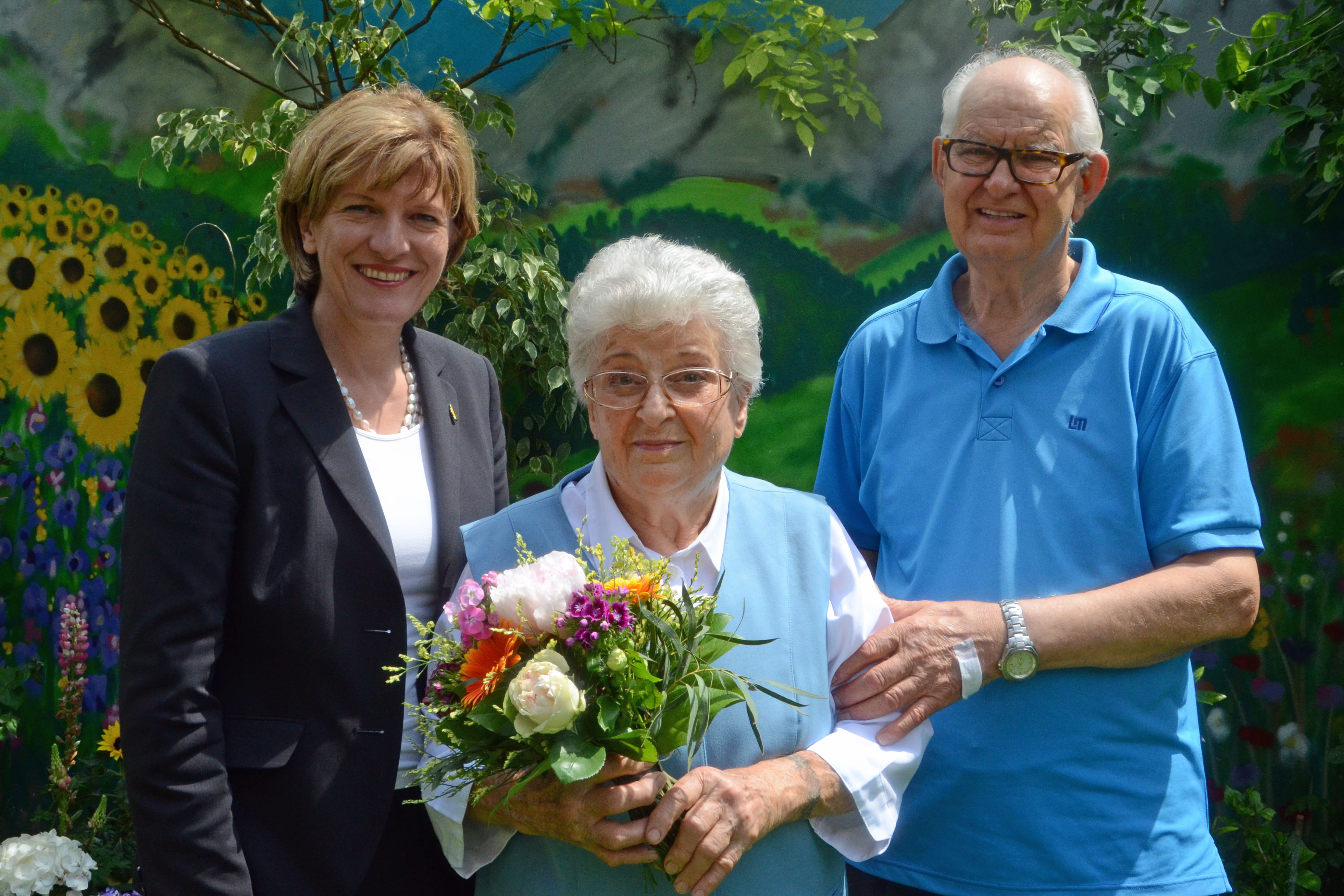 Bürgermeisterin Christine Oppitz-Plörer gratulierte dem Ehepaar Charlotte und Helmut Haselwanter zur Eisernen Hochzeit und überreichte einen bunten Blumenstrauß.