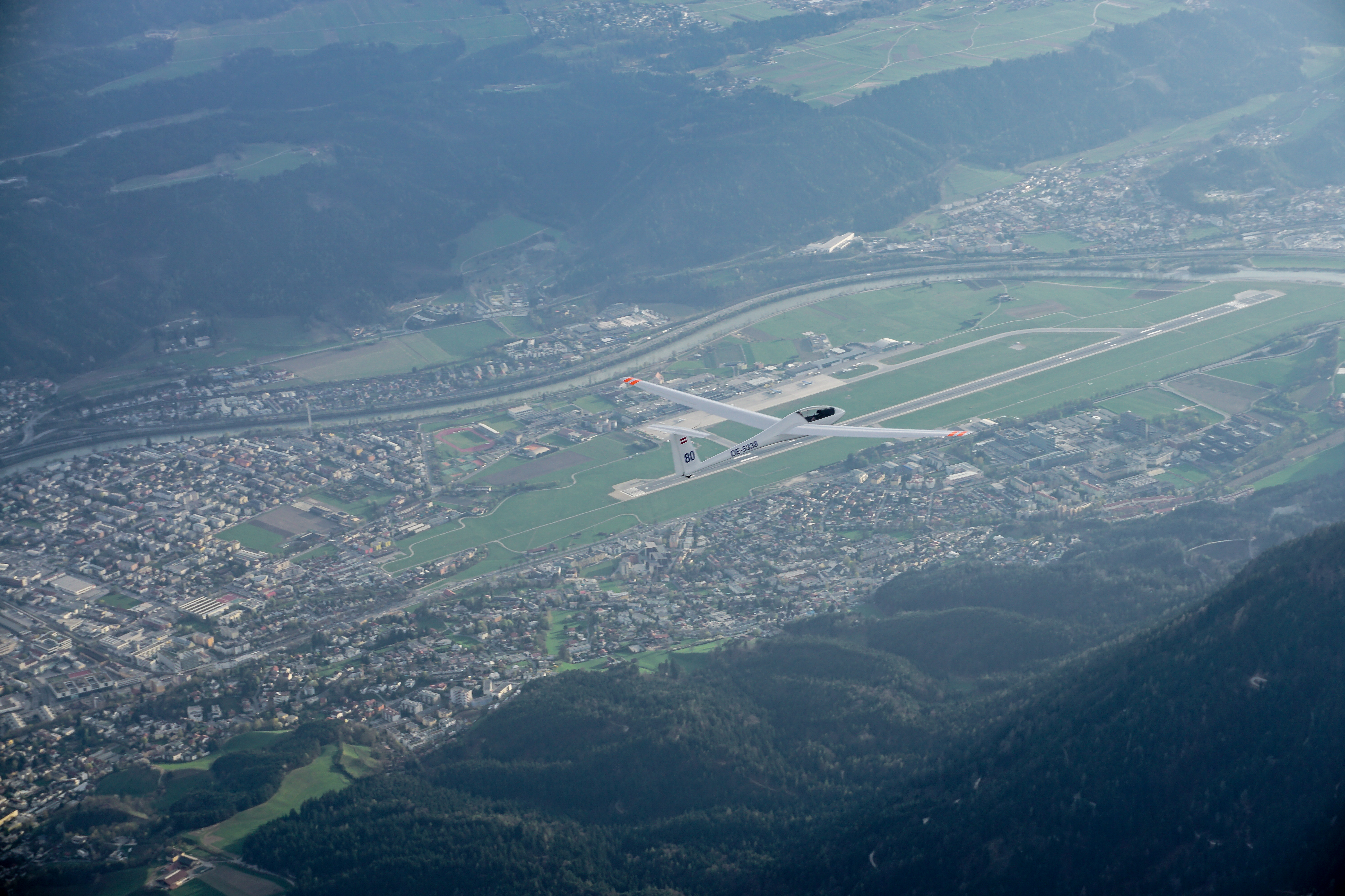 Die ISV ist an der Nordseite des Flughafens Innsbruck ansässig.