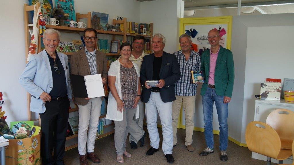 Stadtrat Ernst Pechlaner (3. v. r.) und Schulamtsleiter Werner Leithmayer (r.) feierten mit weiteren Ehrengästen die Eröffnung der neuen Bücherei.