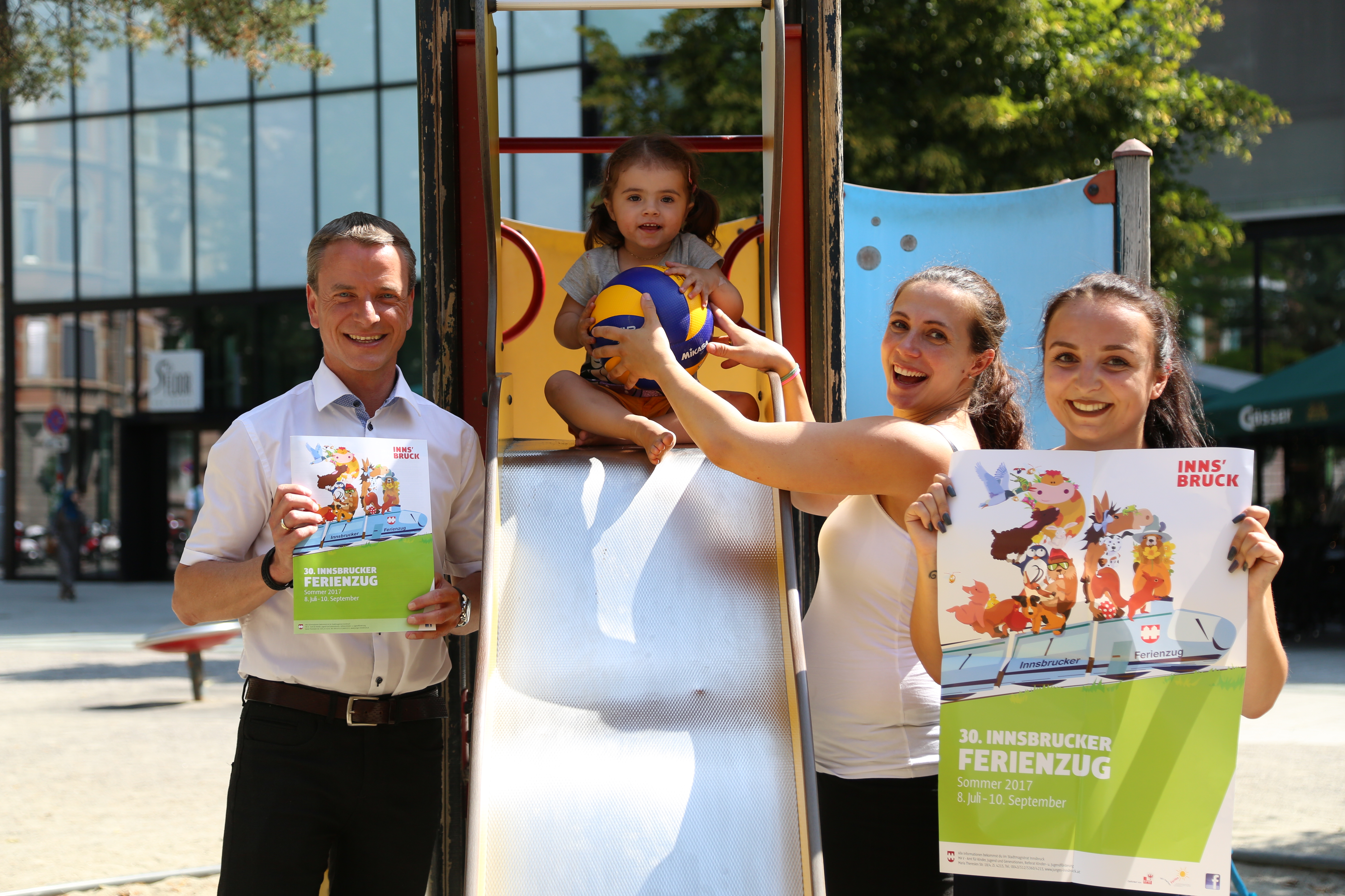 Vizebürgermeister Christoph Kaufmann und Sarah Stix (r.; Kinder- und Jugendförderung) präsentieren das druckfrische Programm, auf das sich Mama Vera (2. v. r.) und Tochter Theresa bereits freuen.