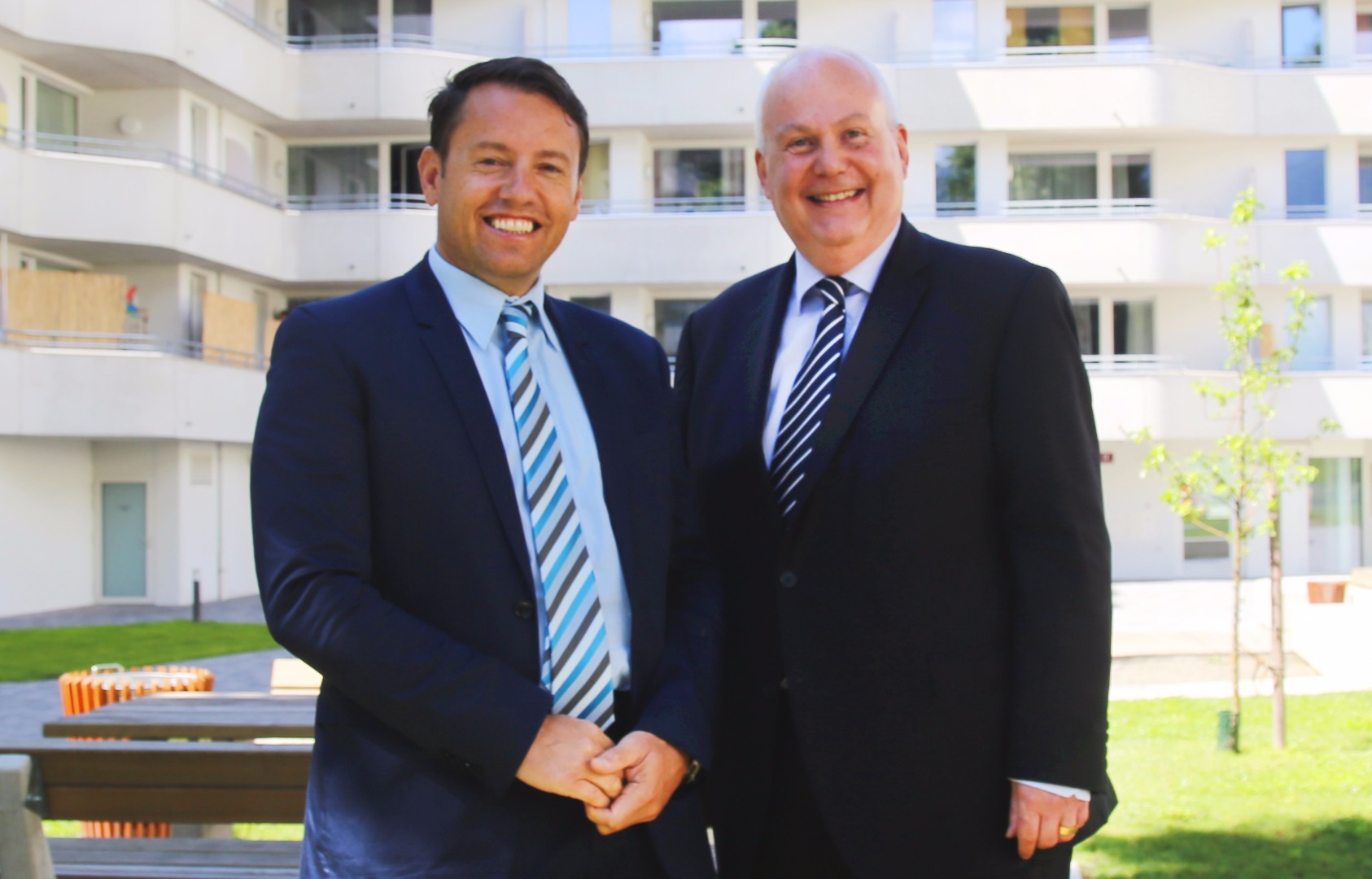 Stadtrat Andreas Wanker (r.) gemeinsam mit IIG-Geschäftsführer Franz Danler. Die IIG war für die Umsetzung des Leuchtturmprojekts „Sillblock“ verantwortlich.