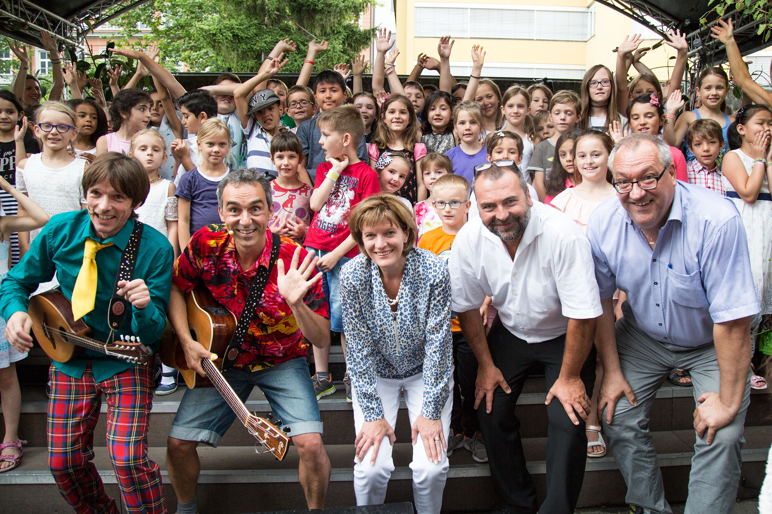 Der Kinderchor der Musikschule Innsbruck, begleitet vom Duo Ratz-Fatz (1.Reihe 1.u.2.v.l.), begeisterte nicht nur die zahlreichen Zuschauer sondern auch Bürgermeisterin Christine Oppitz-Plörer (Mitte), Chorleiter Manfred Mingler (2.v.r.) und Musikschulleiter Wolfram Rosenberger.