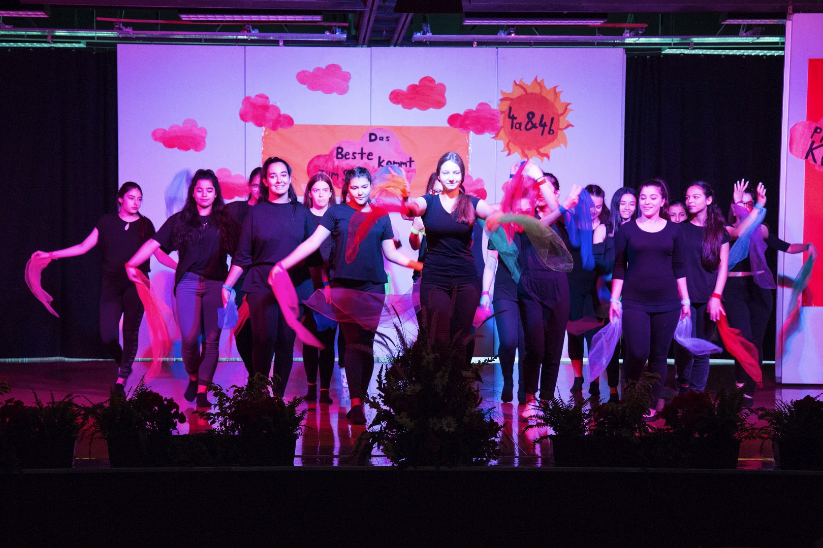 Mitreißende Tanzeinlage der Mädchen der 4. Klassen der NMS O-Dorf.