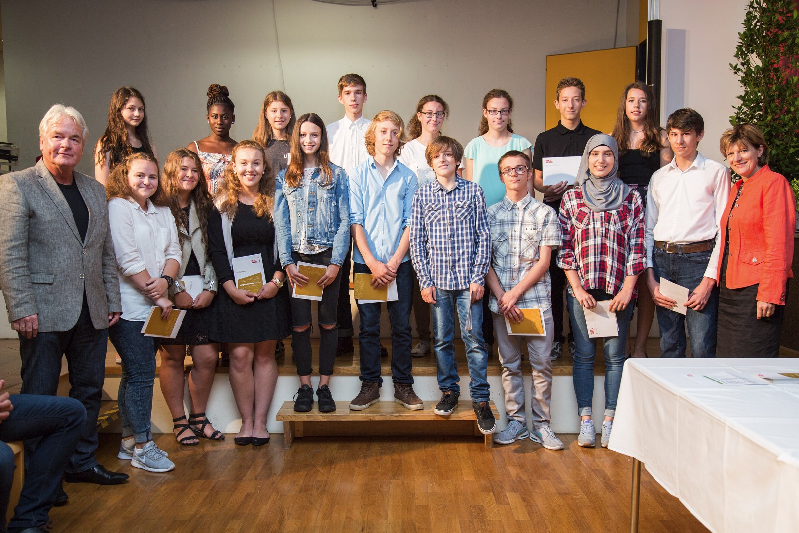 Stadtrat Ernst Pechlaner und Bürgermeisterin Christine Oppitz-Plörer mit den AbsolventInnen der NMS Müllerstraße