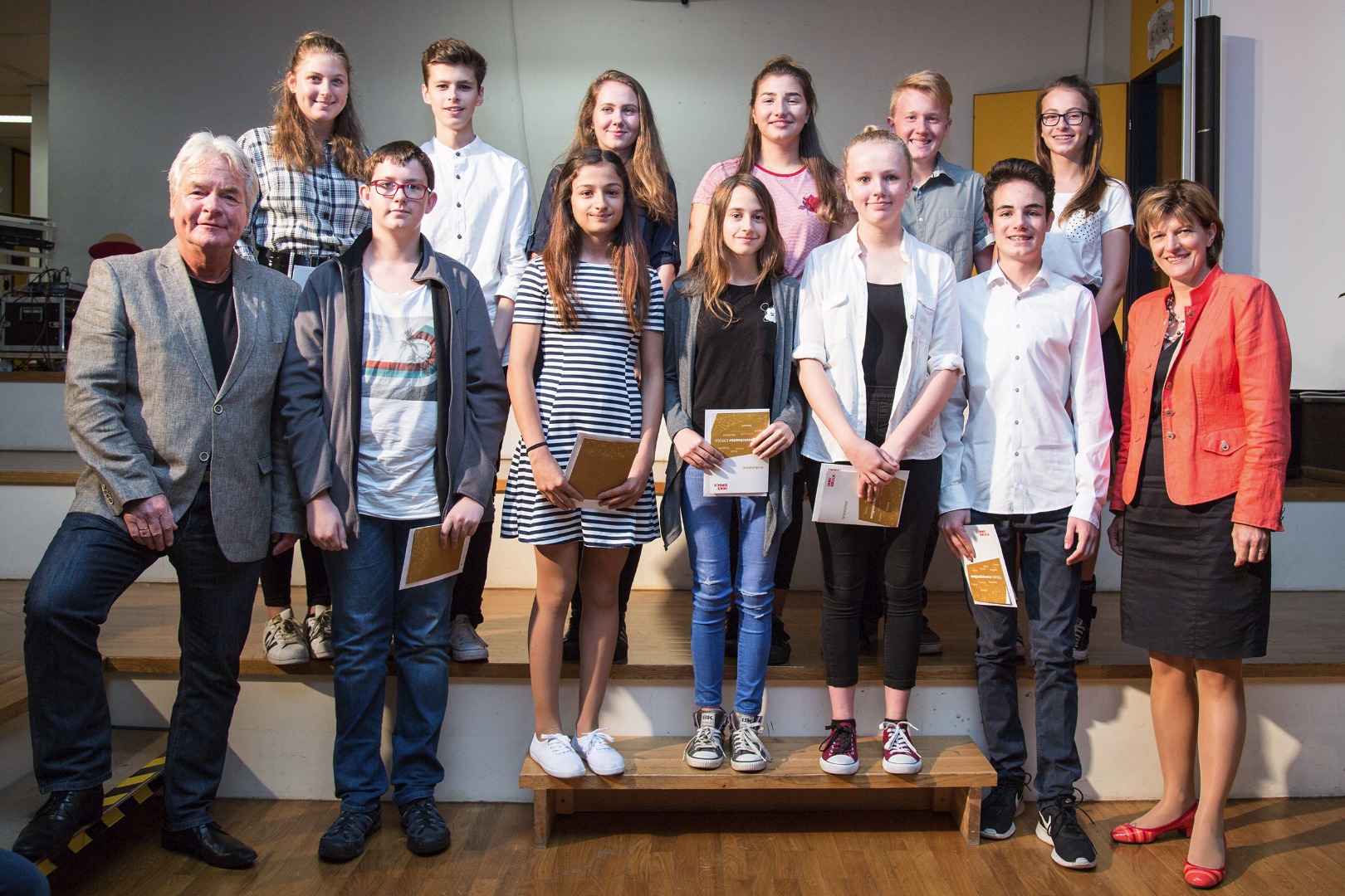 Stadtrat Ernst Pechlaner und Bürgermeisterin Christine Oppitz-Plörer mit den AbsolventInnen der NMMS Innsbruck