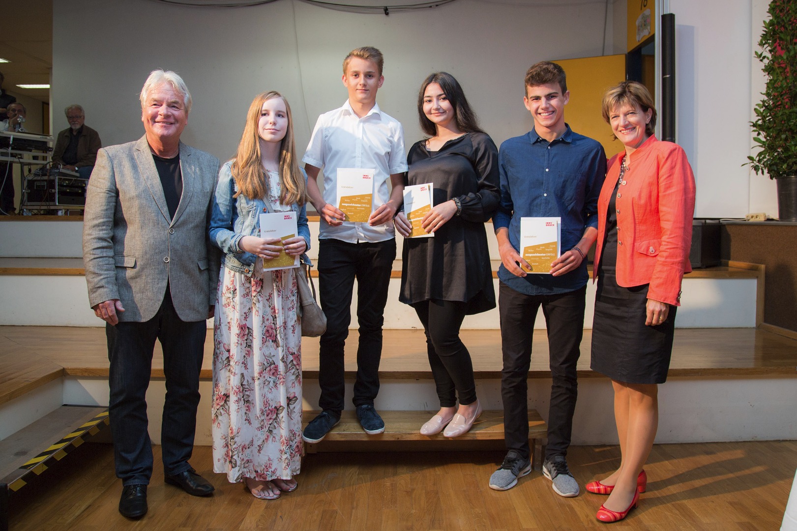 Bürgermeisterin Christine Oppitz-Plörer (rechts) und Bildungsstadtrat Ernst Pechlaner (links) mit den "ausgezeichneten" AbsolventInnen der NMS Reichenau