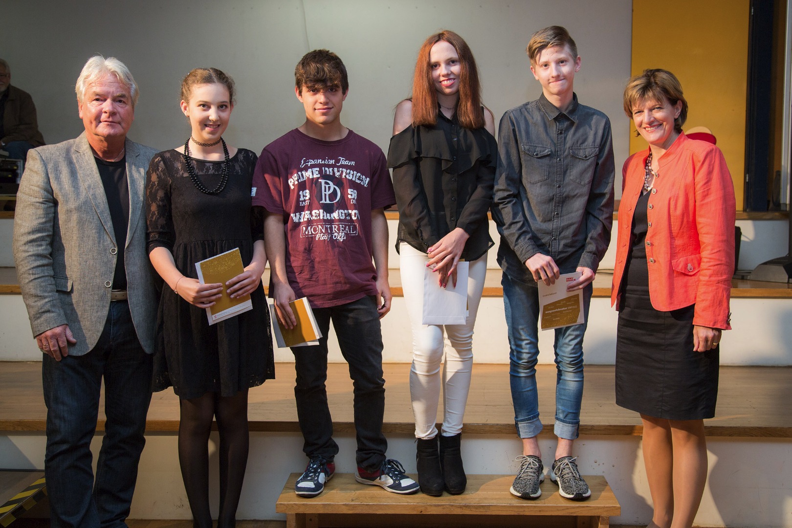 Stadtrat Ernst Pechlaner und Bürgermeisterin Christine Oppitz-Plörer mit den AbsolventInnen der Daniel-Sailer-Schule