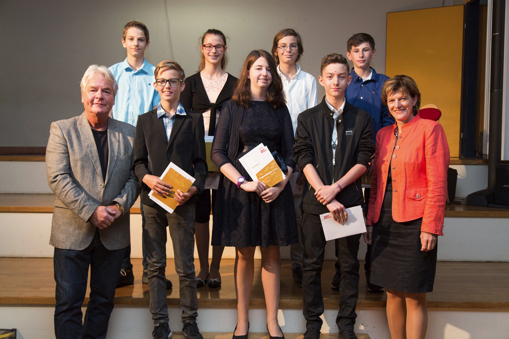 Stadtrat Ernst Pechlaner und Bürgermeisterin Christine Oppitz-Plörer mit den AbsolventInnen der Praxismittelschule