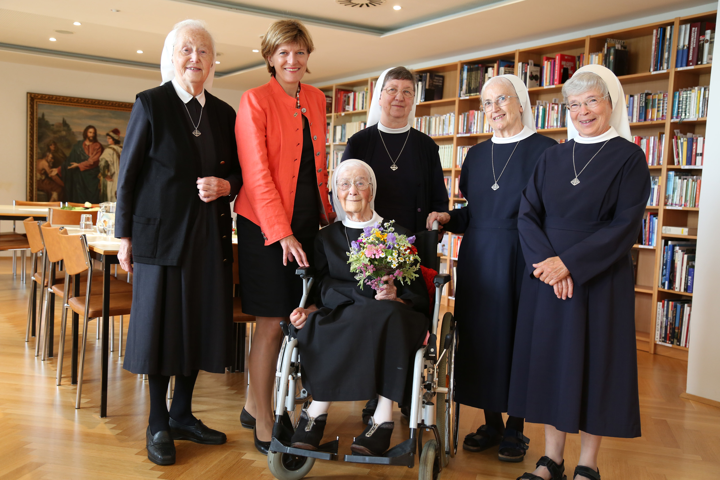 Bürgermeisterin Christine Oppitz-Plörer gratulierte Schwester Theodora zu ihrem 100. Geburtstag, den sie im Kreise ihrer Mitschwestern feierte.
