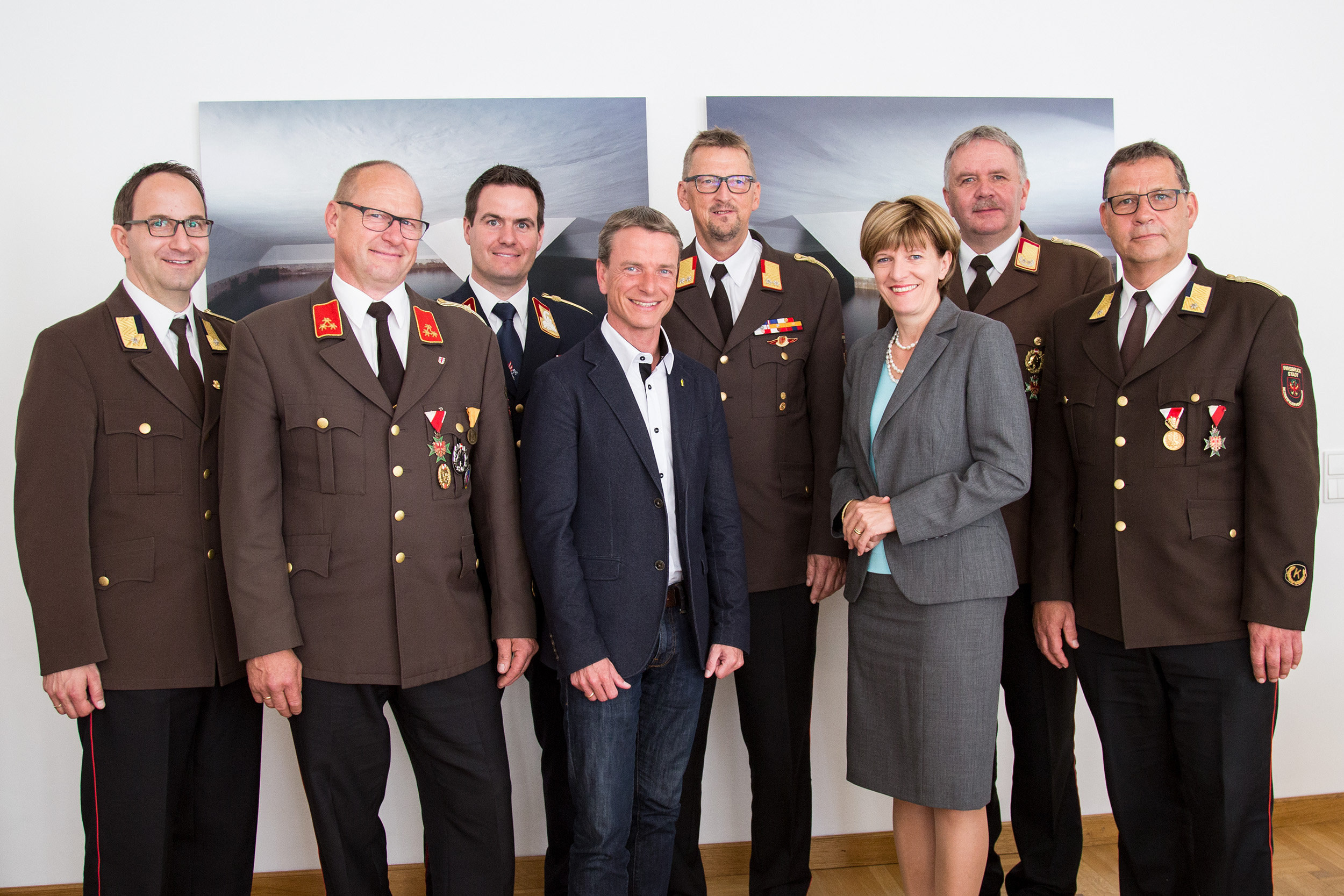 Beim Antrittsbesuch des neu gewählten Bezirksfeuerwehr-Kommandos im Rathaus (v.l.): Schriftführer Markus Strobl, Bezirks-Feuerwehrkommandant Stv. Gerhard Mairegger, Branddirektor Helmut Hager, Vizebürgermeister Christoph Kaufmann, Bezirks-Feuerwehrkommandant Albert Pfeifhofer, Bürgermeisterin Christine Oppitz-Plörer, Landes- Feuerwehrinspektor Alfons Gruber und Kassier Martin Weber
