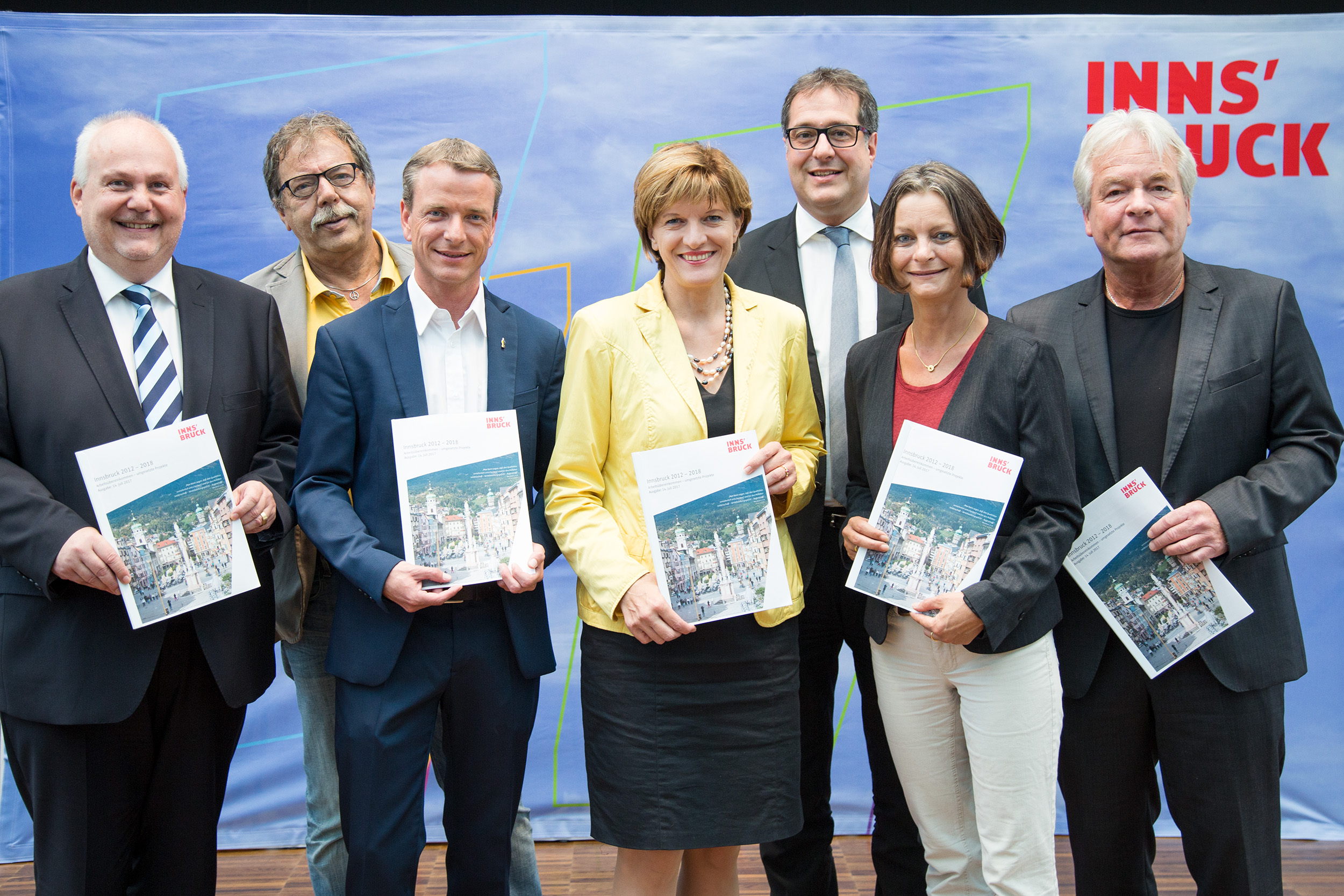 Die Innsbrucker Stadtregierung (v.l.): Stadtrat Andreas Wanker, Stadtrat Gerhard Fritz, Vizebürgermeister Christoph Kaufmann, Bürgermeisterin Christine Oppitz-Plörer, Stadtrat Franz X. Gruber, Vizebürgermeisterin Sonja Pitscheider und Stadtrat Ernst Pechlaner