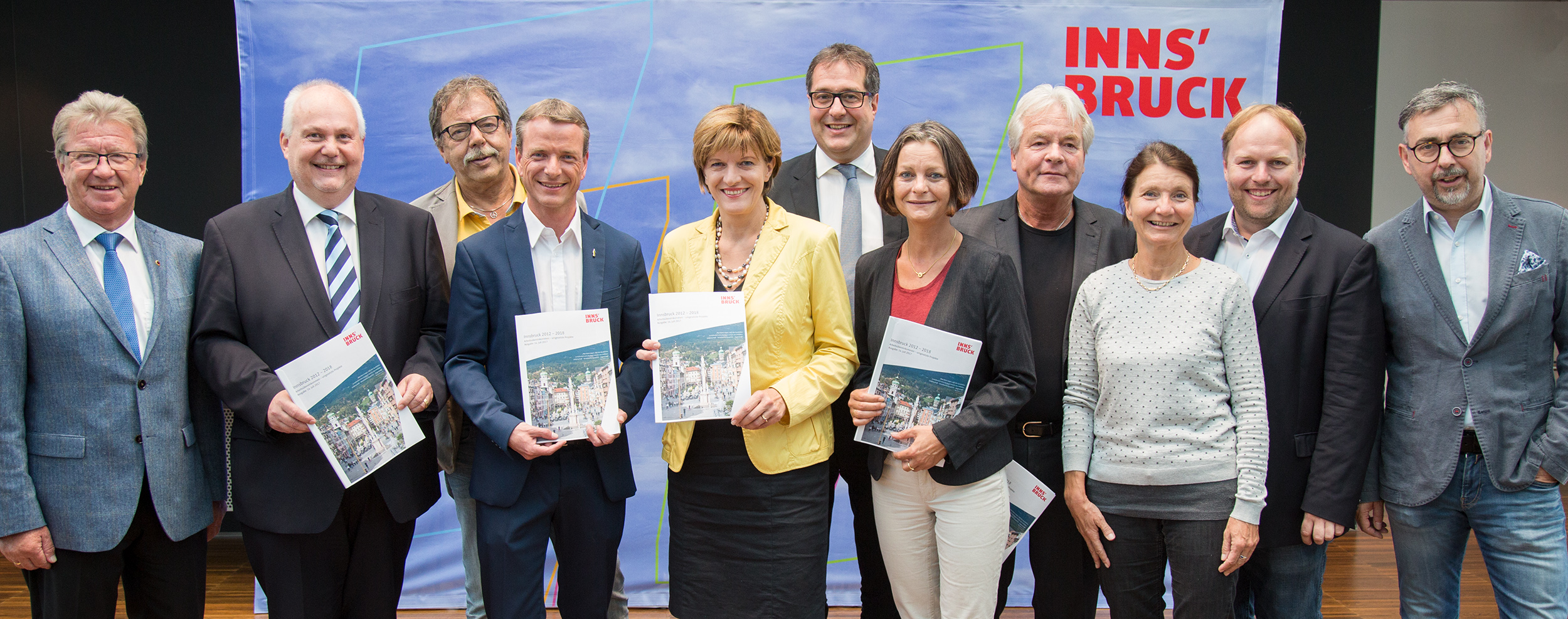 Bei der Pressekonferenz zur Regierungsbilanz 2016/17 (v.l.): Klubobmann Franz Hitzl, Stadtrat Andreas Wanker, Stadtrat Gerhard Fritz, Vizebürgermeister Christoph Kaufmann, Bürgermeisterin Christine Oppitz-Plörer, Stadtrat Franz X. Gruber, Vizebürgermeisterin Sonja Pitscheider, Stadtrat Ernst Pechlaner, Klubobfrau Uschi Schwarzl, Klubobmann Lucas Krackl und Klubobmann Arno Grünbacher