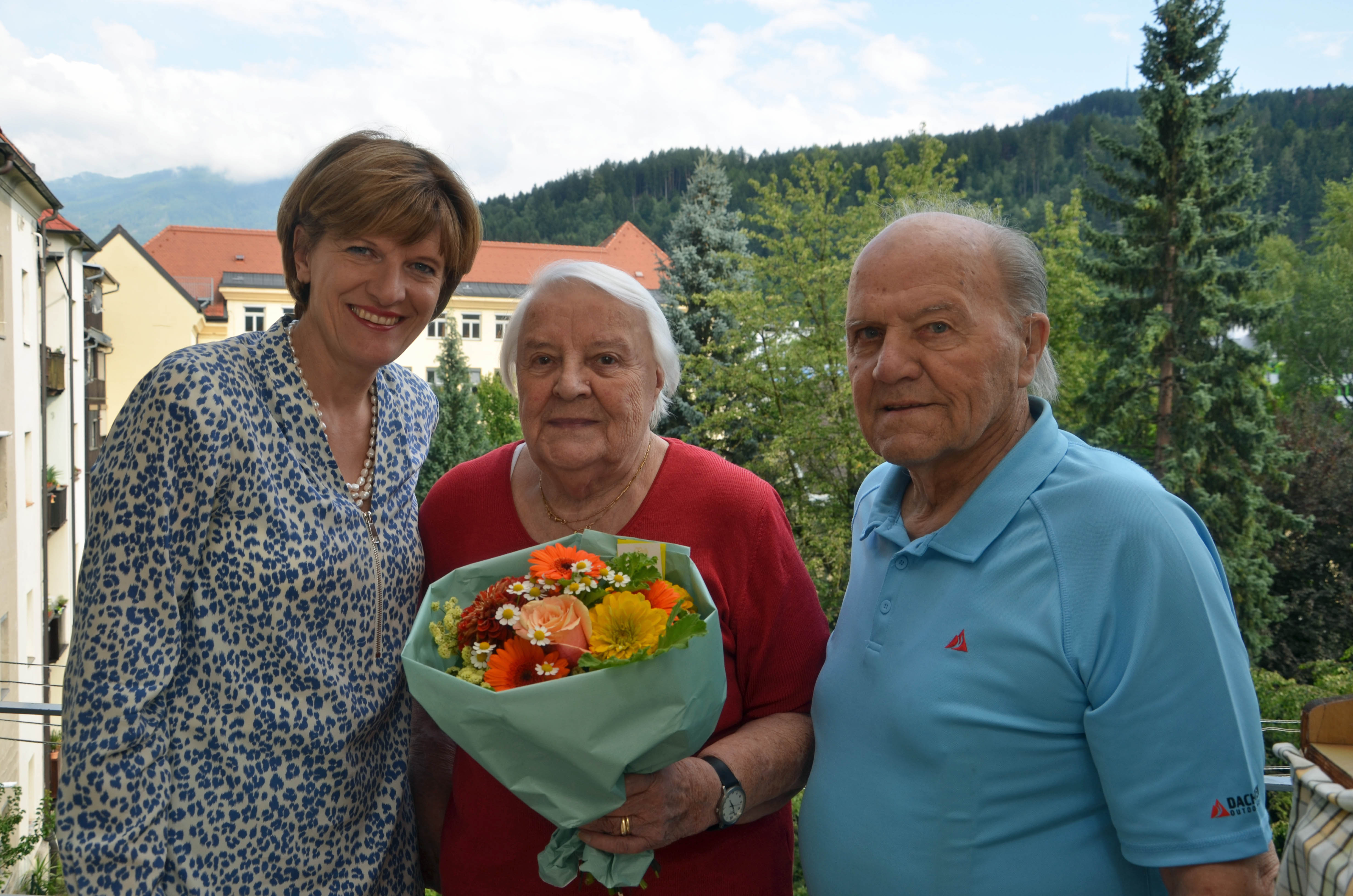 Das Ehepaar Jordan empfing Bürgermeisterin Christine Oppitz-Plörer in seiner Wohnung und freute sich über die mitgebrachten Blumen.